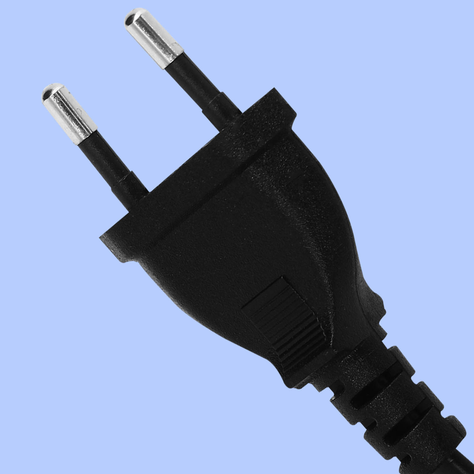 Schwarzer Netzstecker mit zwei Stiften auf hellblauem Hintergrund, isoliert.