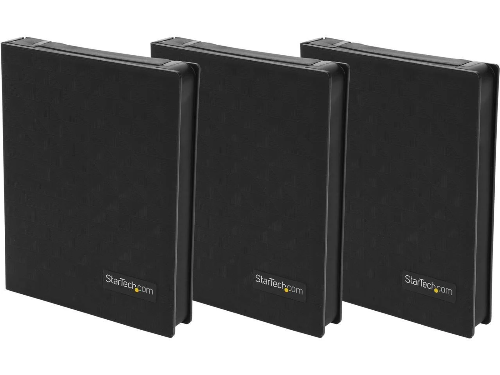 Drei schwarze StarTech.com-Gehäuse für externe Festplatten, angeordnet auf einer weißen Oberfläche.