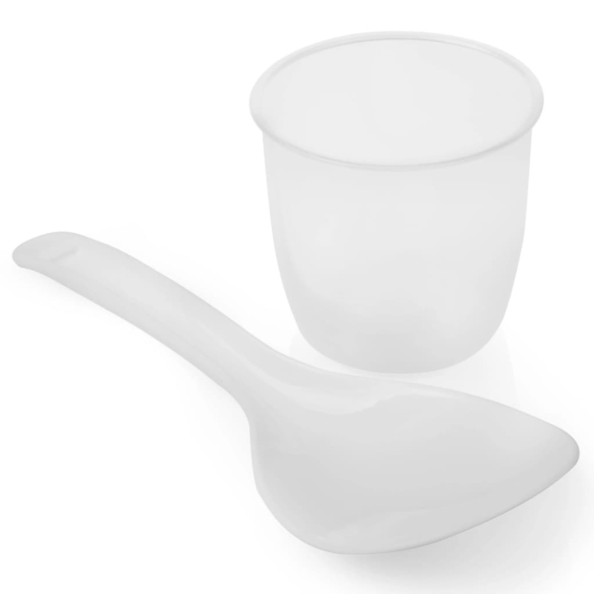 Una paletta per riso e un misurino bianchi su sfondo bianco. La tazza e la paletta sono pulite.