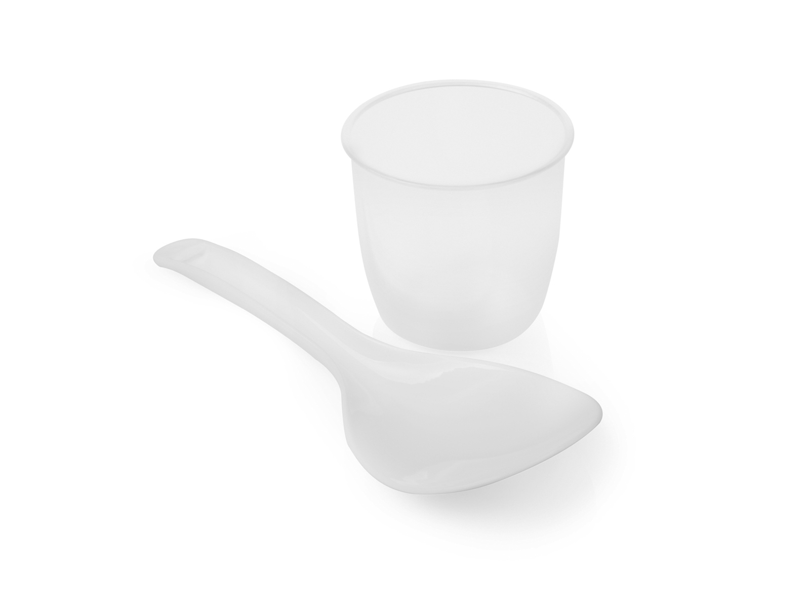 Set di cucchiaio e tazza di riso bianchi su sfondo bianco, visti dall'alto.