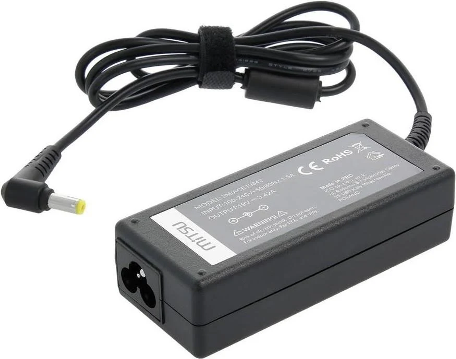 Schwarzes Ladegerät mit Kabel und Stecker. Das Ladegerät hat ein Etikett.