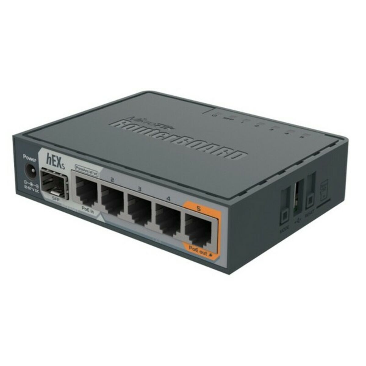 Ein grauer MikroTik RouterBOARD Hexs Router mit Anschlüssen, Etiketten und Stromeingang, auf weißem Hintergrund.