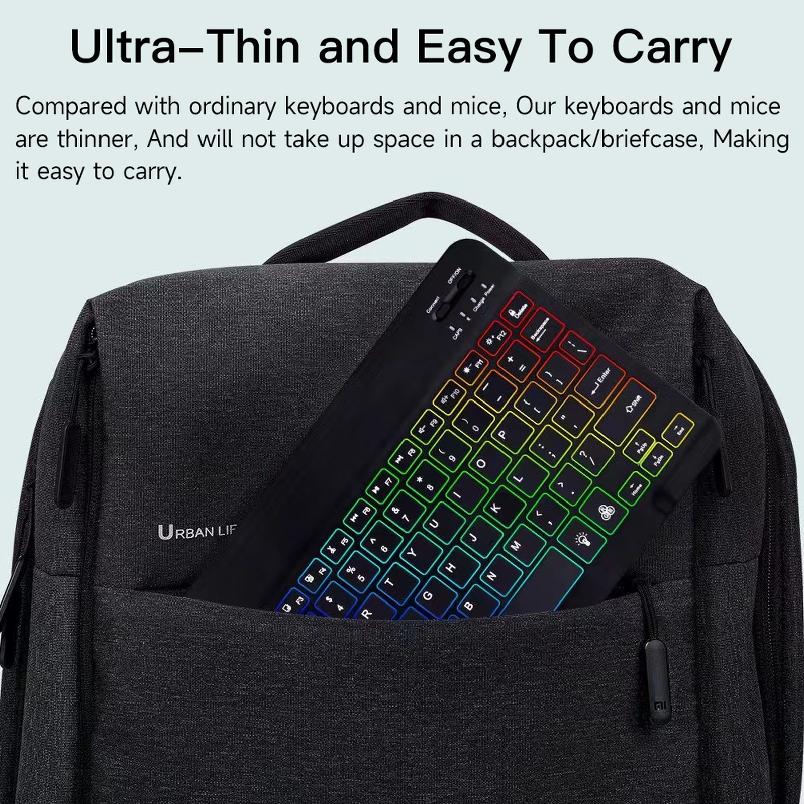 Schwarze Tastatur in einem Rucksack mit farbig beleuchteten Tasten.