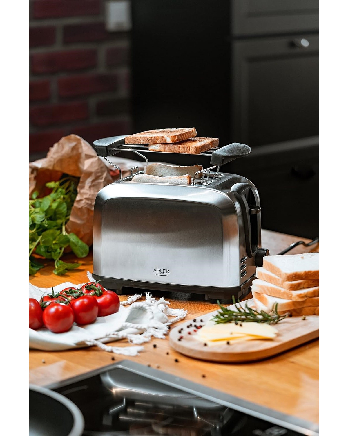 Toaster mit Toastbrot, Tomaten und Kräutern auf einem Holztisch.