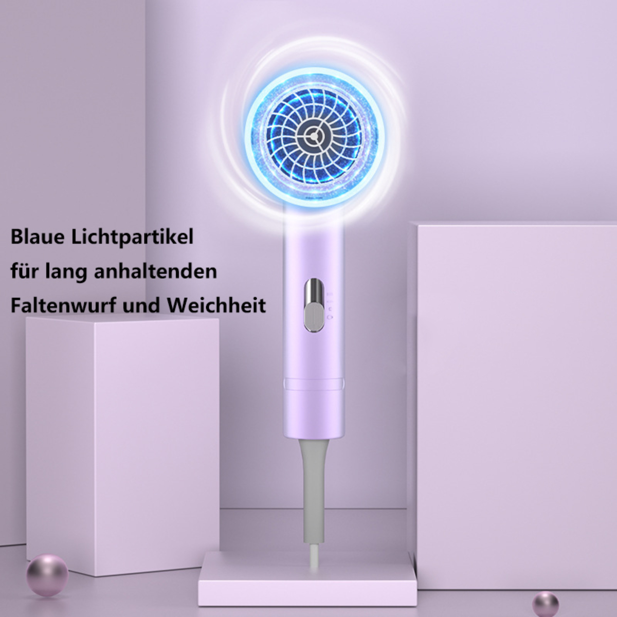 Ein lilafarbener Föhn mit blauem Licht vorne, auf einem weißen Ständer, mit Beschreibungstext.