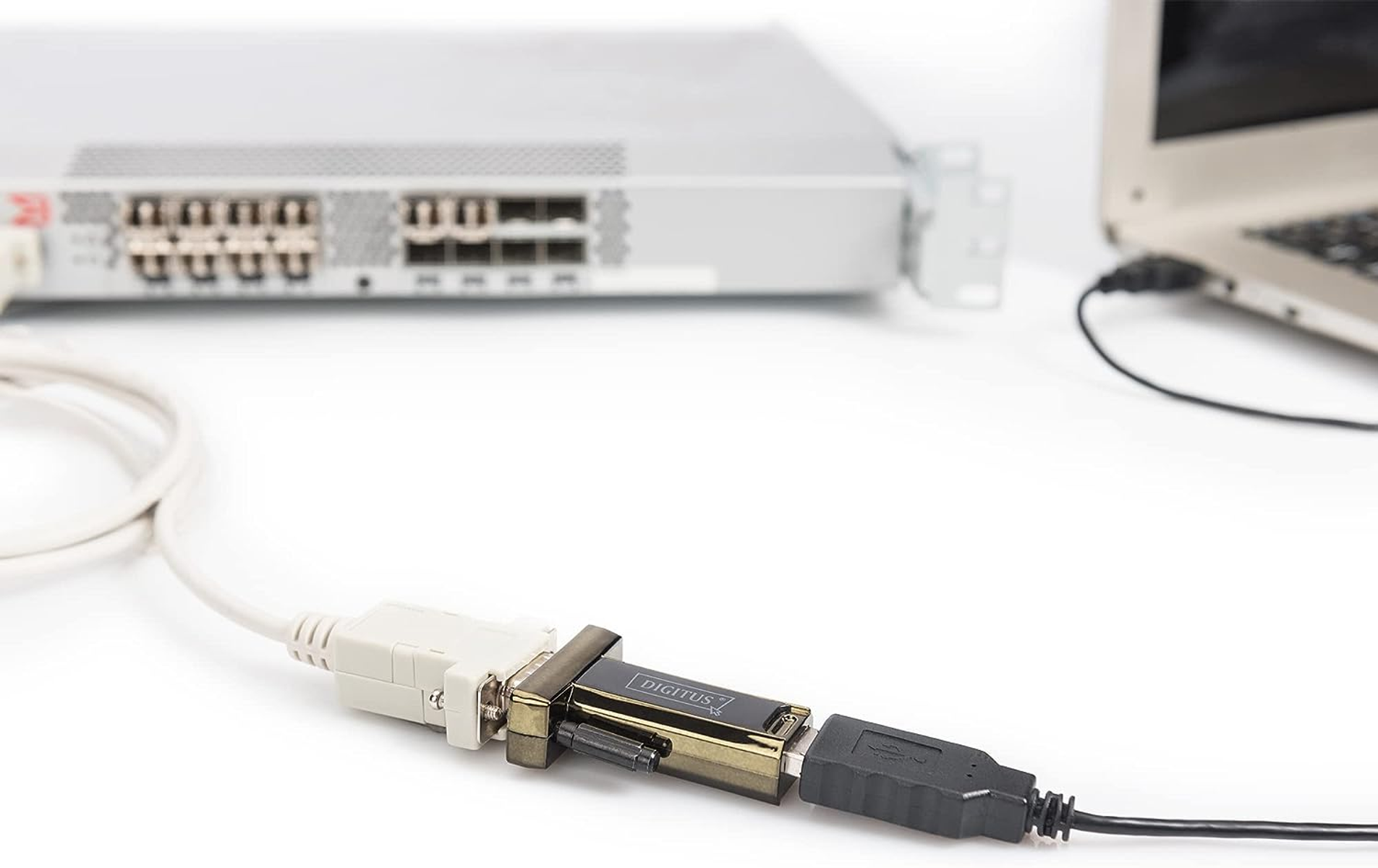 Konfiguracja kabla sieciowego z laptopem i serwerem, białe tło.