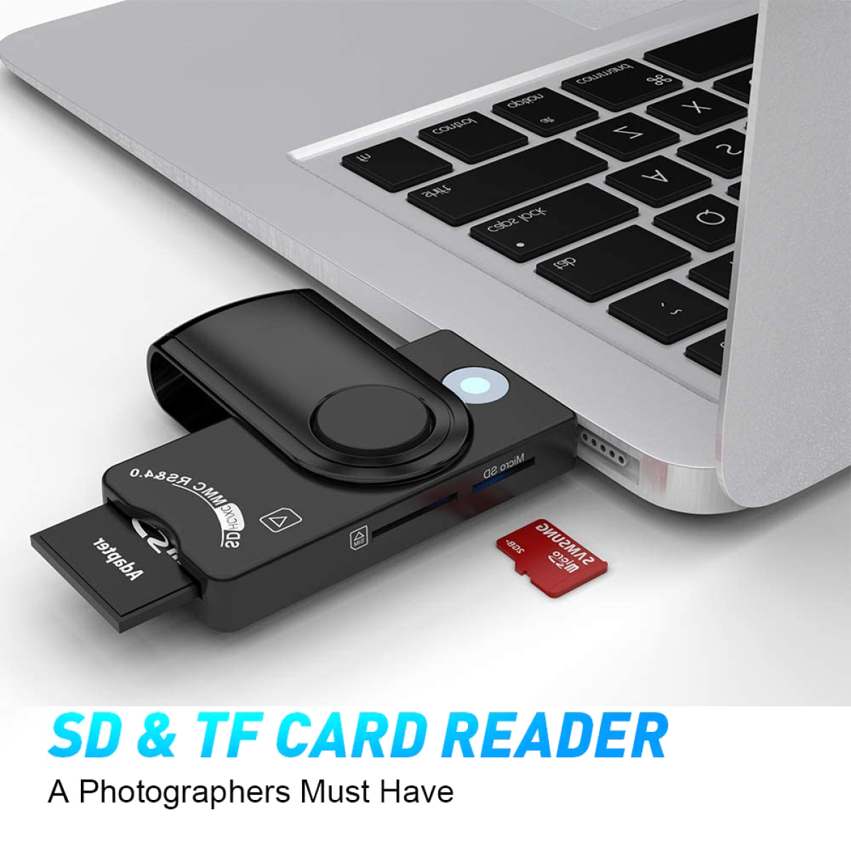Schwarzer Kartenleser, der an einen Laptop angeschlossen ist. SD-Karte eingesetzt. Blauer Text: SD & TF Card Reader.