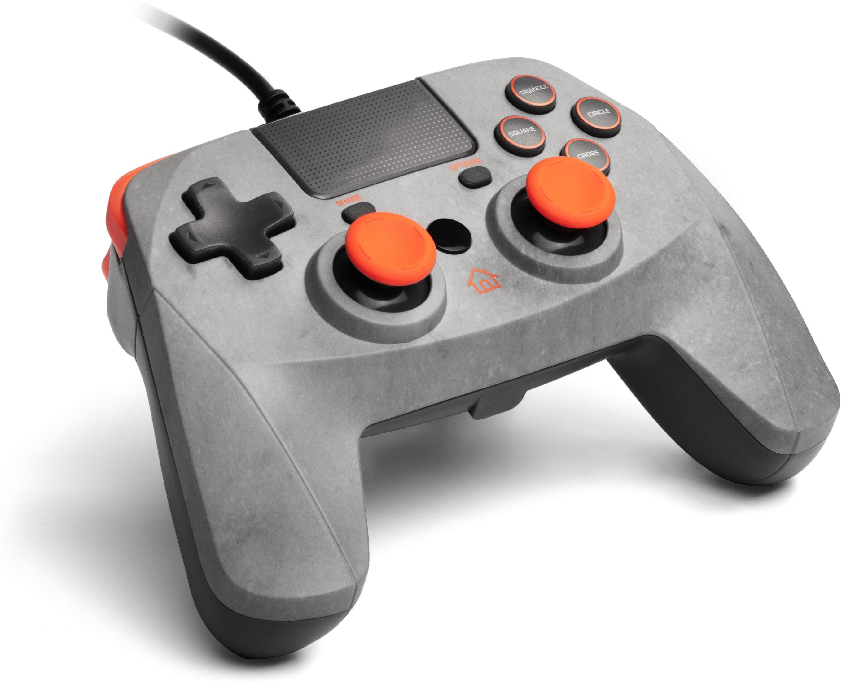 Grauer Gamecontroller mit orangefarbenen Joysticks und Knöpfen. Schwarzes Kabel befestigt. Weißer Hintergrund.
