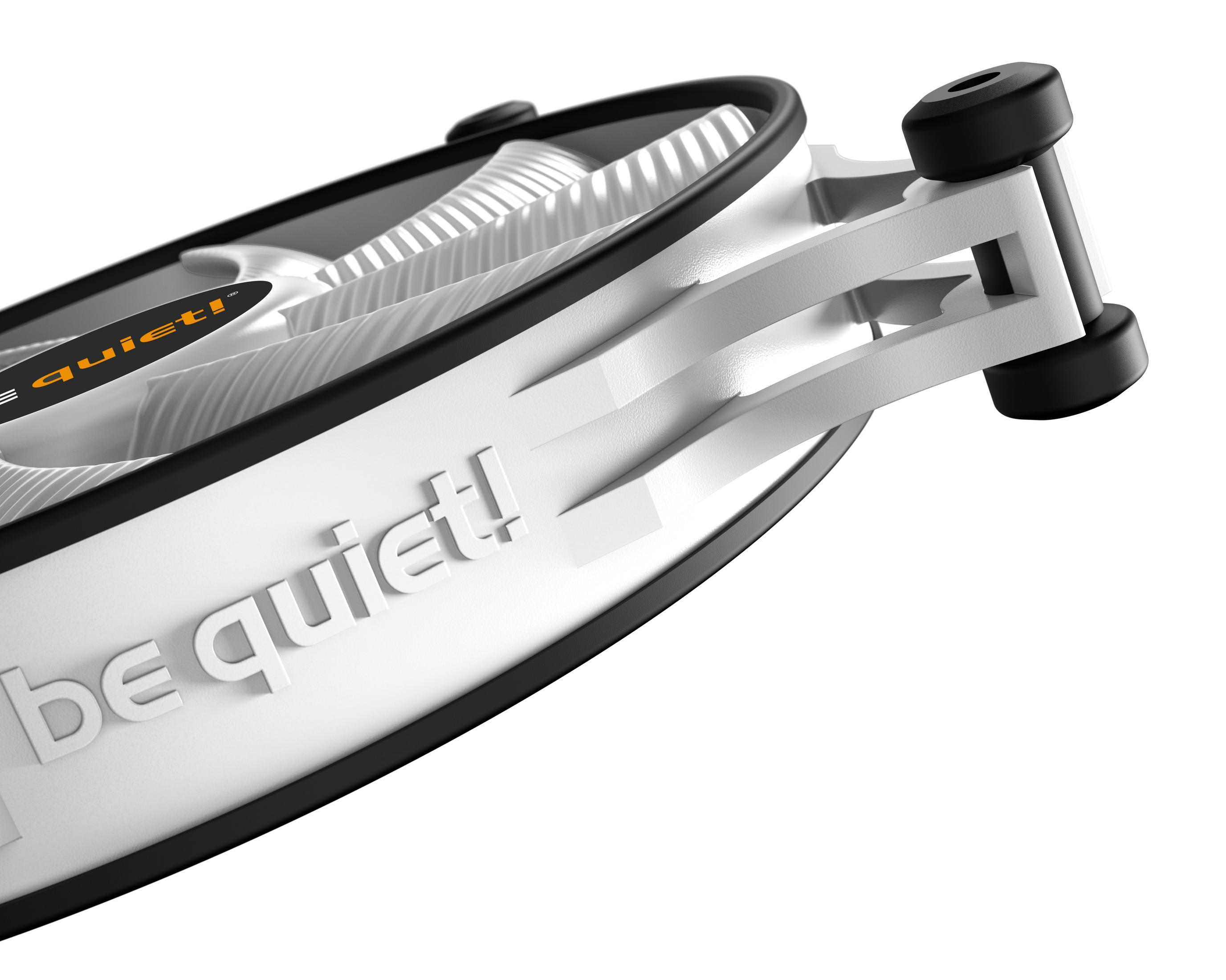 Zbliżenie białego wentylatora 'be quiet!' z czarną obwódką i białą ramką.