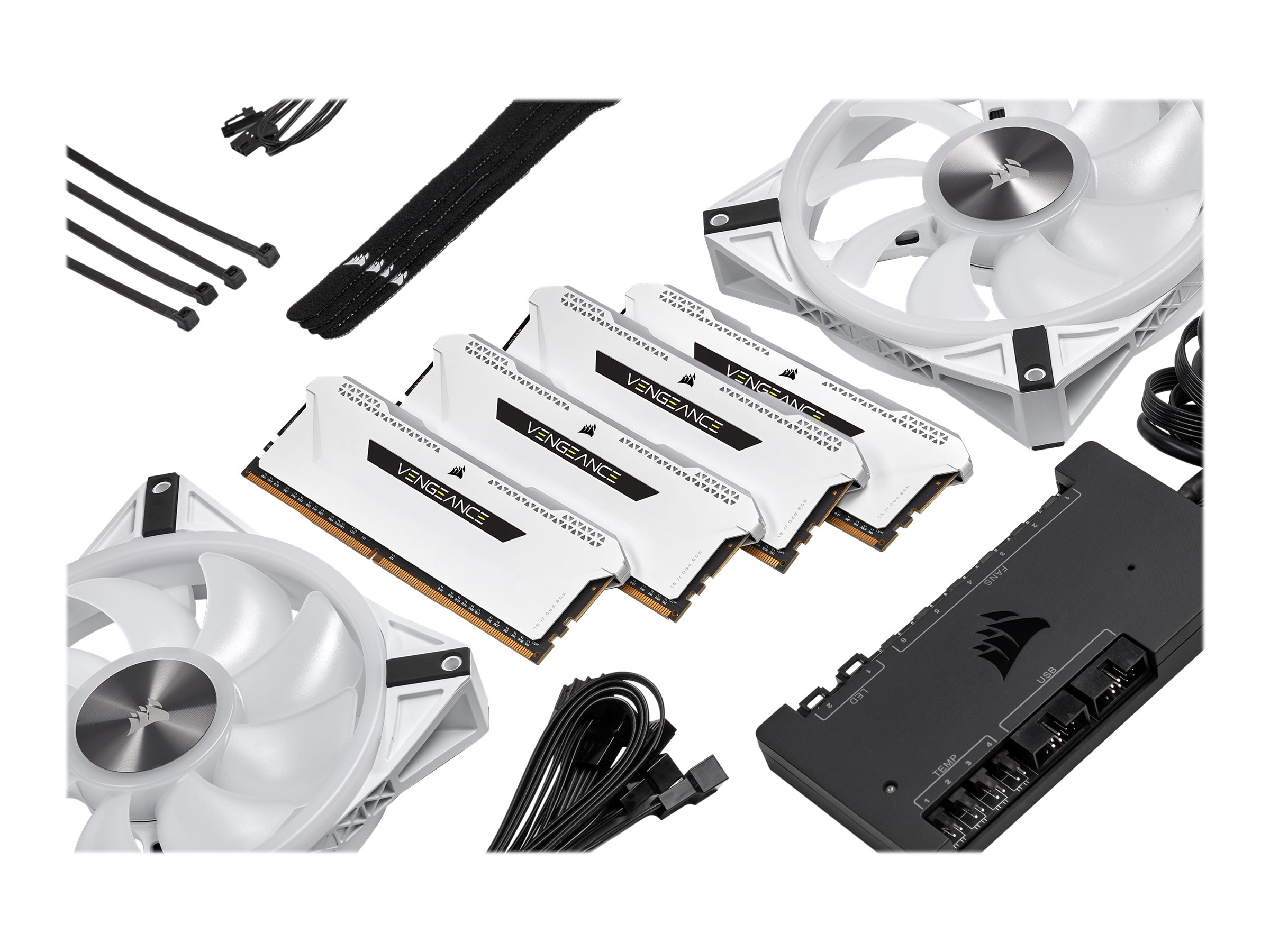 Komponenty komputera: moduły RAM, wentylatory i jednostka sterująca, wszystko białe. Kable i czarne złącza.