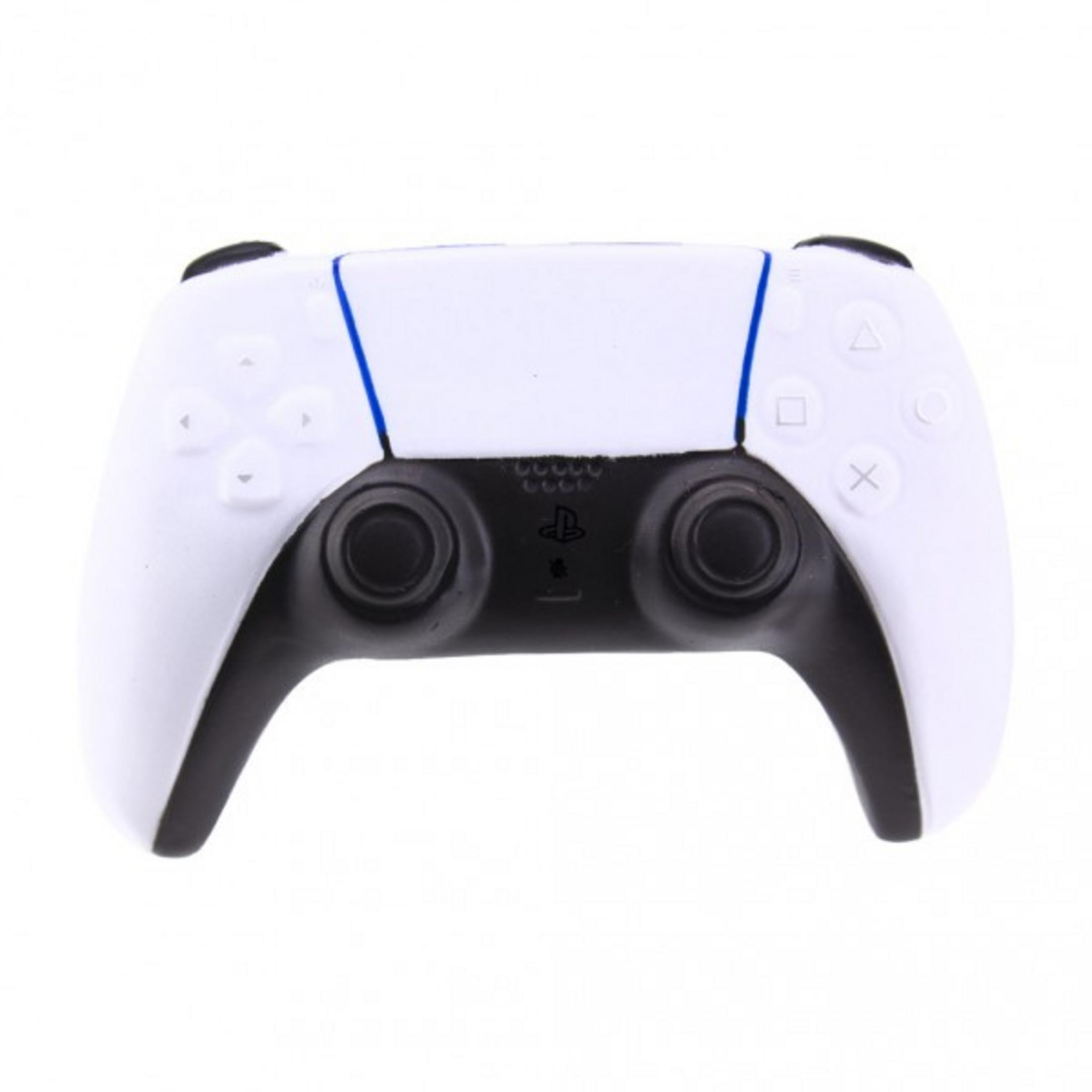 Un mando blanco de PlayStation 5 con detalles en negro. El mando tiene botones y joysticks.