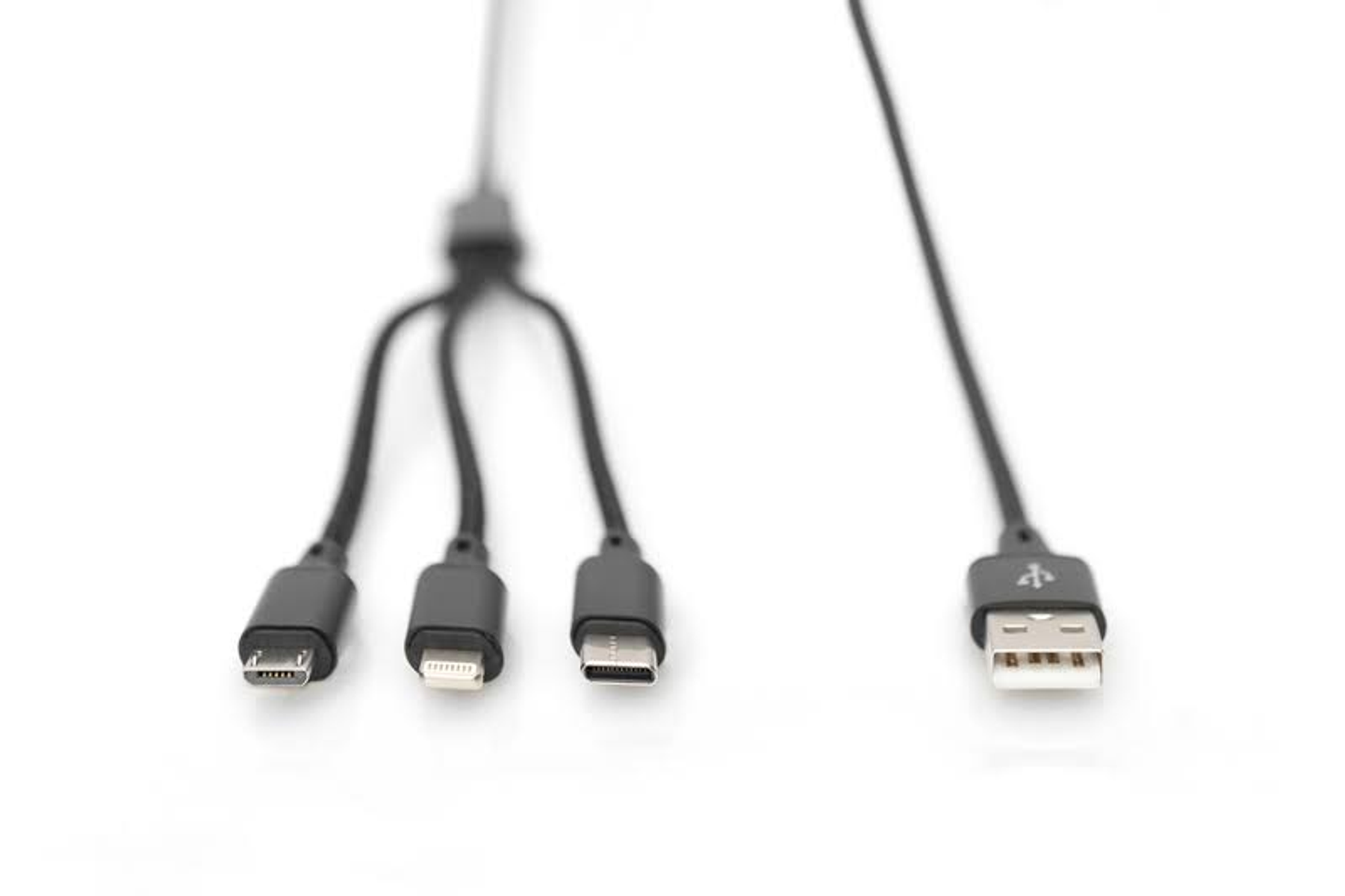 Un cavo USB nero che si divide in tre diversi connettori: micro, lightning e USB-C.