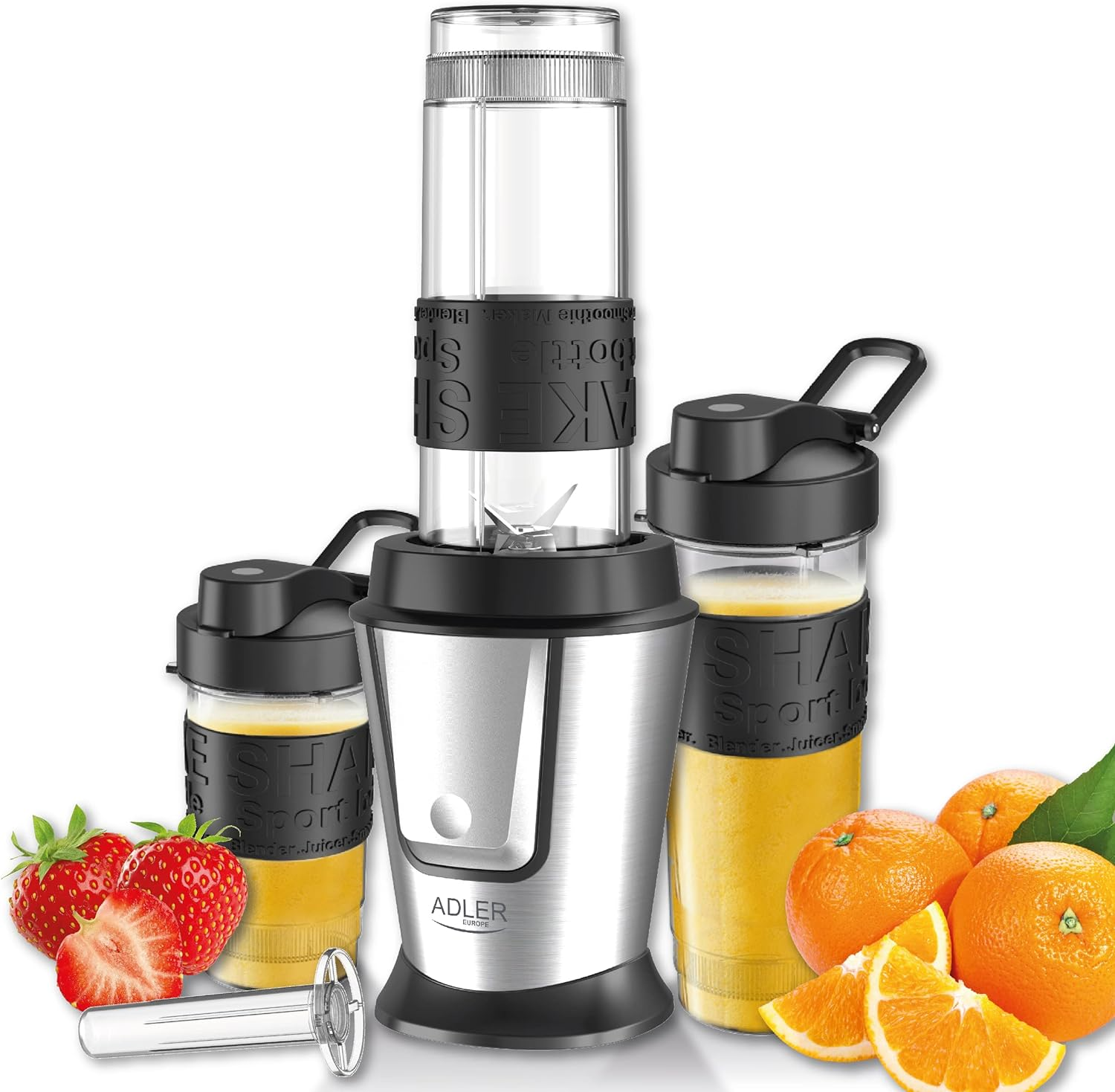 Ein Blender-Set mit zwei Flaschen, zwei Bechern, Orangen und Erdbeeren.