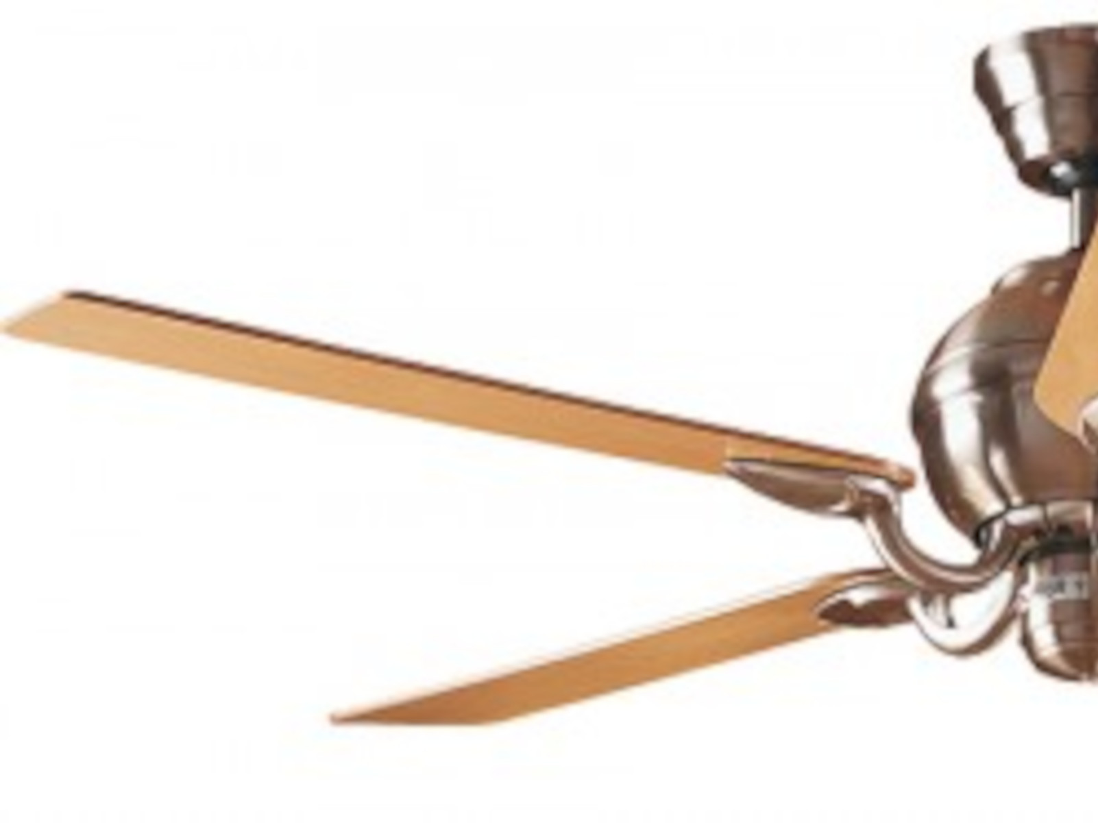 Deckenventilator mit Holzflügeln. Der Hintergrund ist weiß.