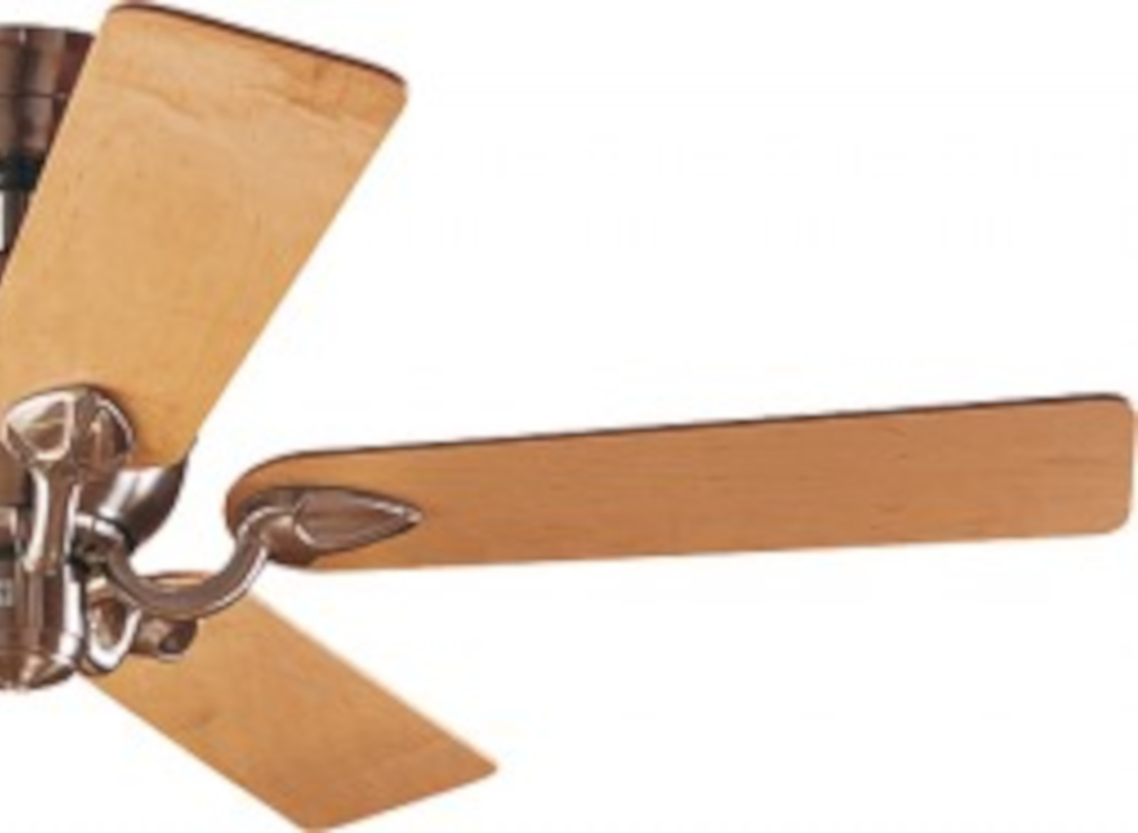 Deckenventilator mit Holzflügeln. Die Flügel sind hellbraun. Silbernes Metallmotorgehäuse.