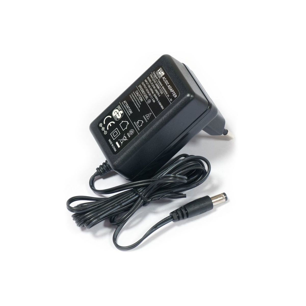Adaptador de CA/CC negro con cable y conector de CC, fondo blanco.