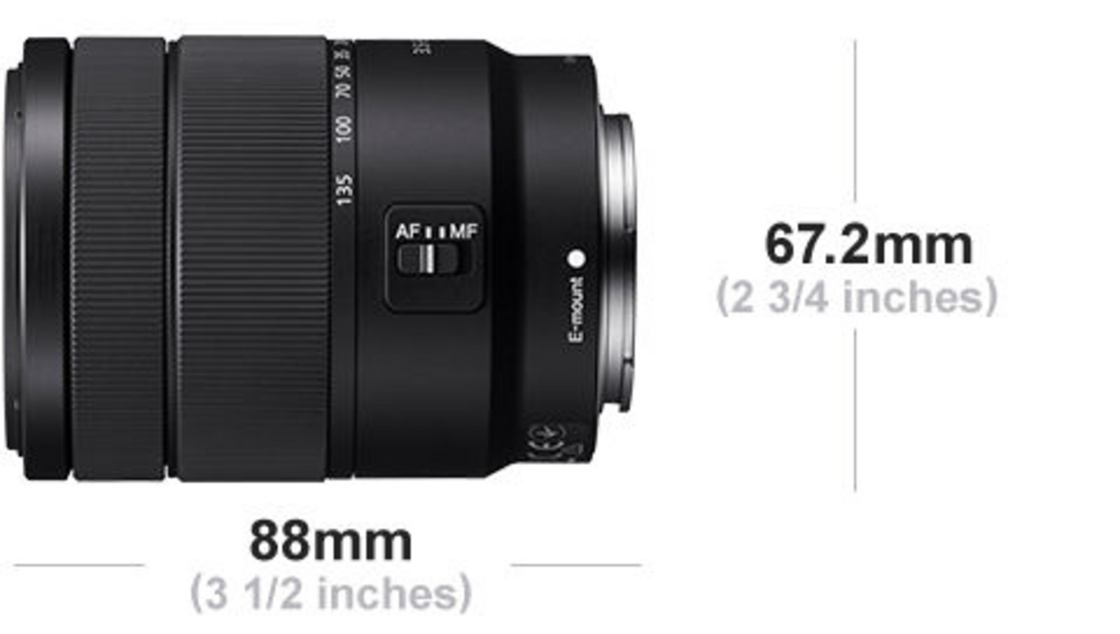 Schwarzes Kameraobjektiv mit weißem Text und Seitenansicht der Abmessungen: 88 mm und 67,2 mm.