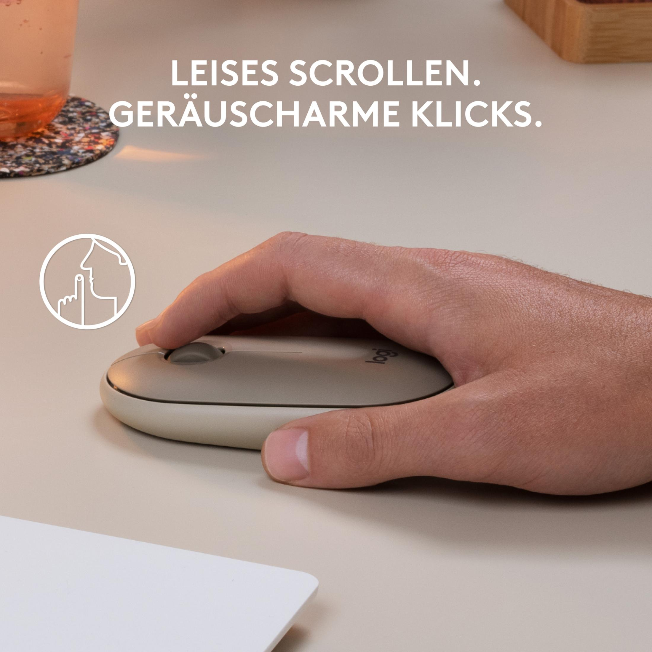 Een hand die een beige Logitech-muis gebruikt op een lichtbruin oppervlak, met de tekst 'Leises Scrollen. Geräuscharme Klicks'.