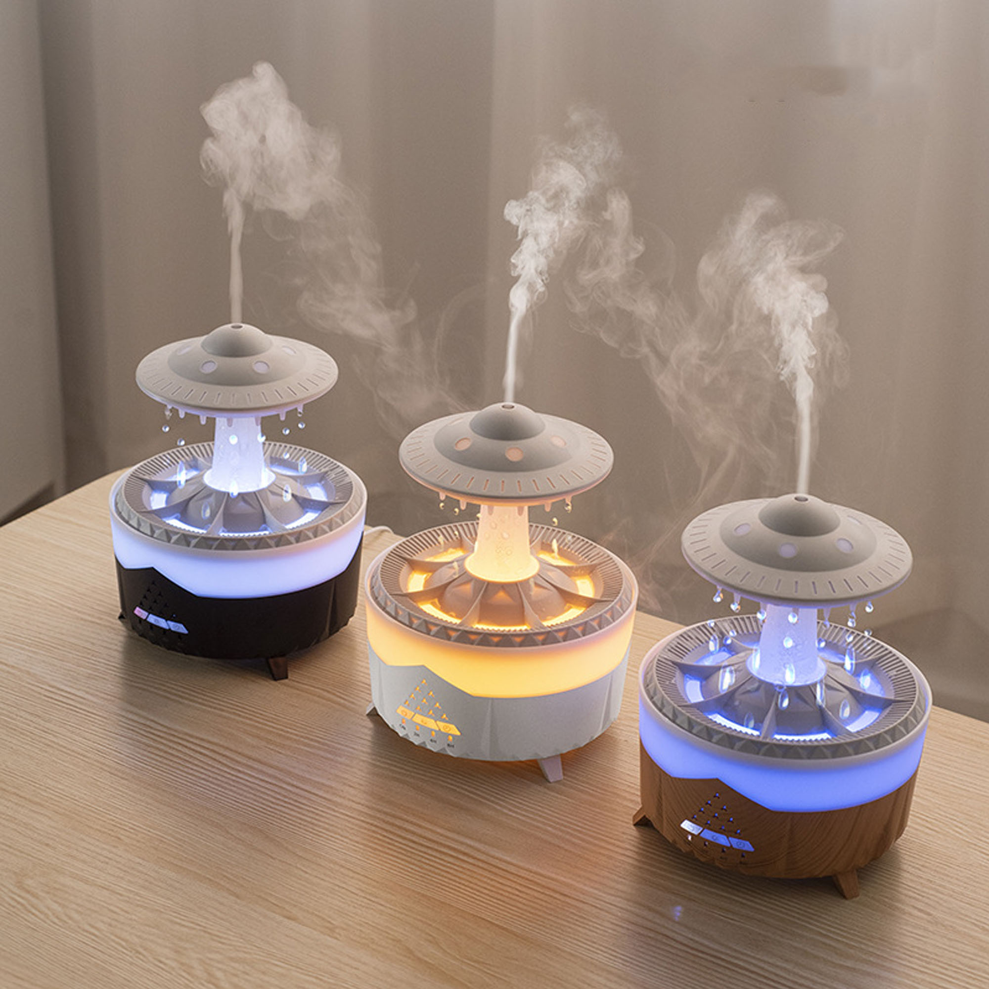 Drei Diffusoren, die Dampf abgeben. Die Diffusoren sind weiß und die Grundfarben sind schwarz, weiß und braun.