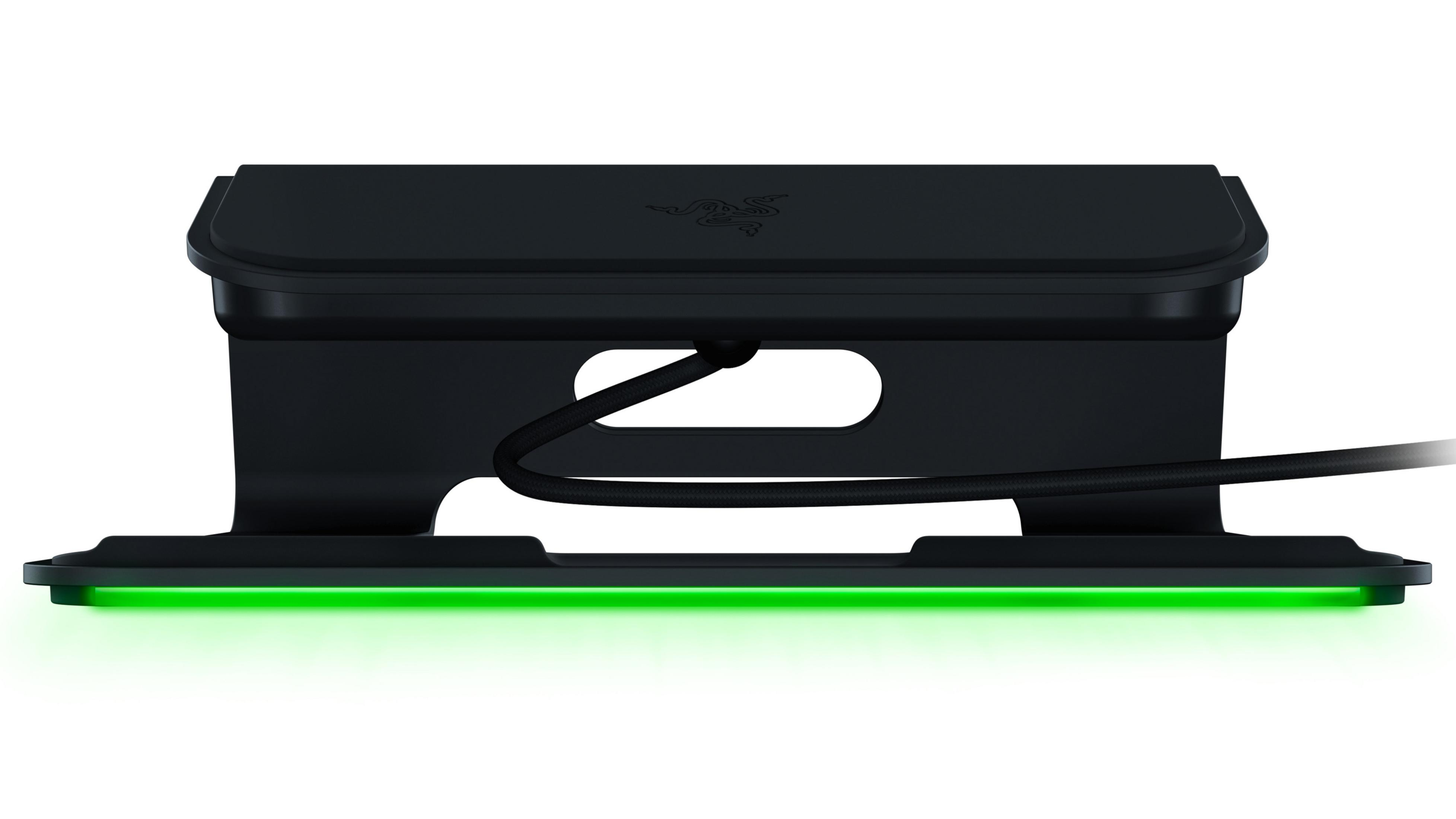 Czarna ładowarka bezprzewodowa z zielonym światłem, na białym tle. Logo Razer znajduje się na górze.