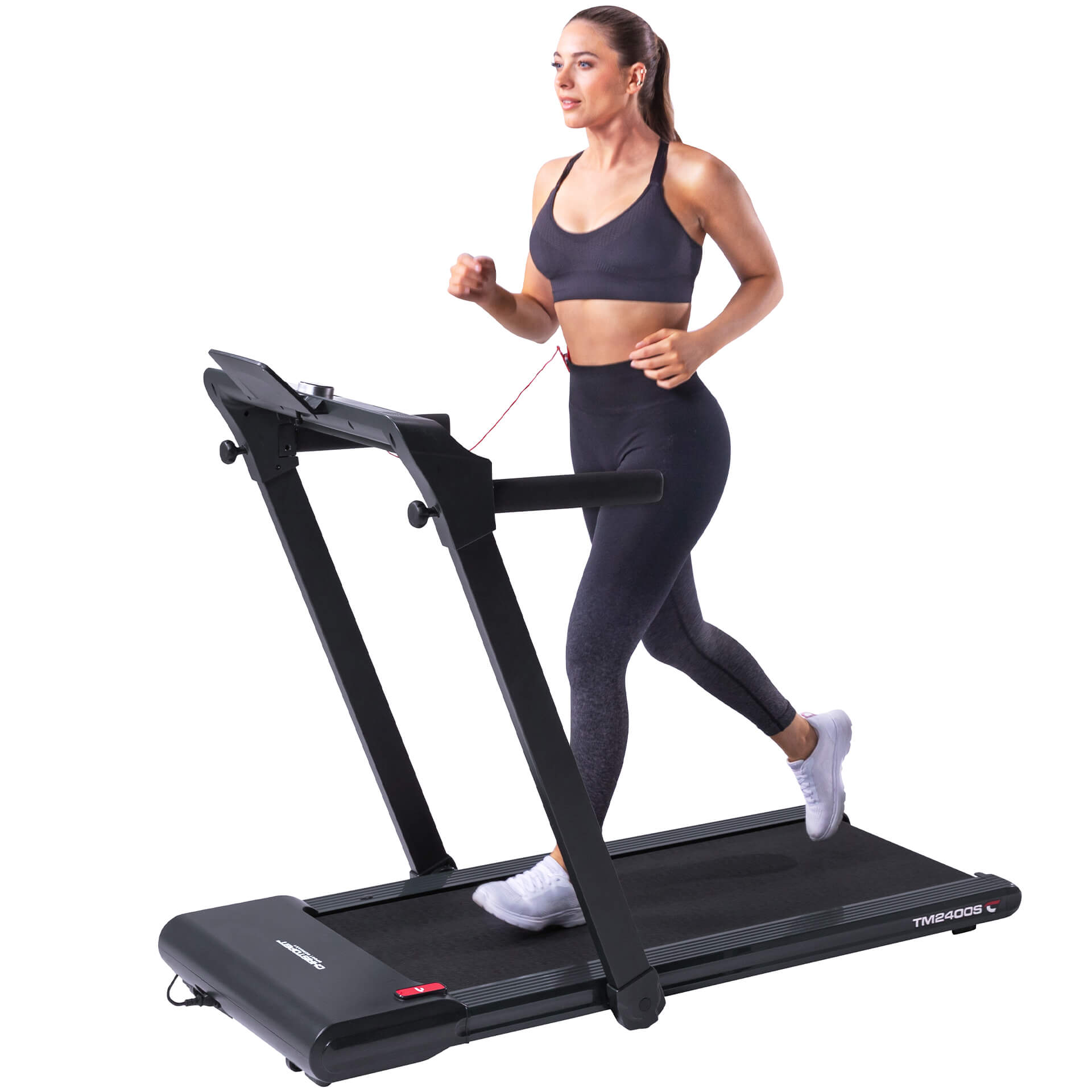 Frau läuft auf einem Laufband. Sie trägt Sportkleidung. Das Laufband ist schwarz.