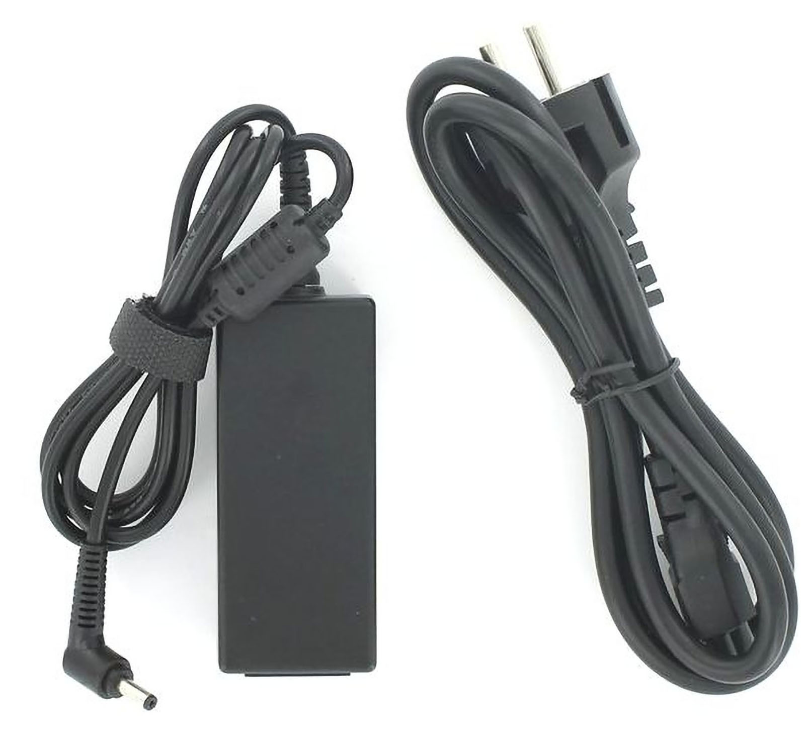 Schwarzes Laptop-Netzteil und Netzkabel. Der Adapter ist rechteckig; das Kabel ist schwarz und aufgerollt.
