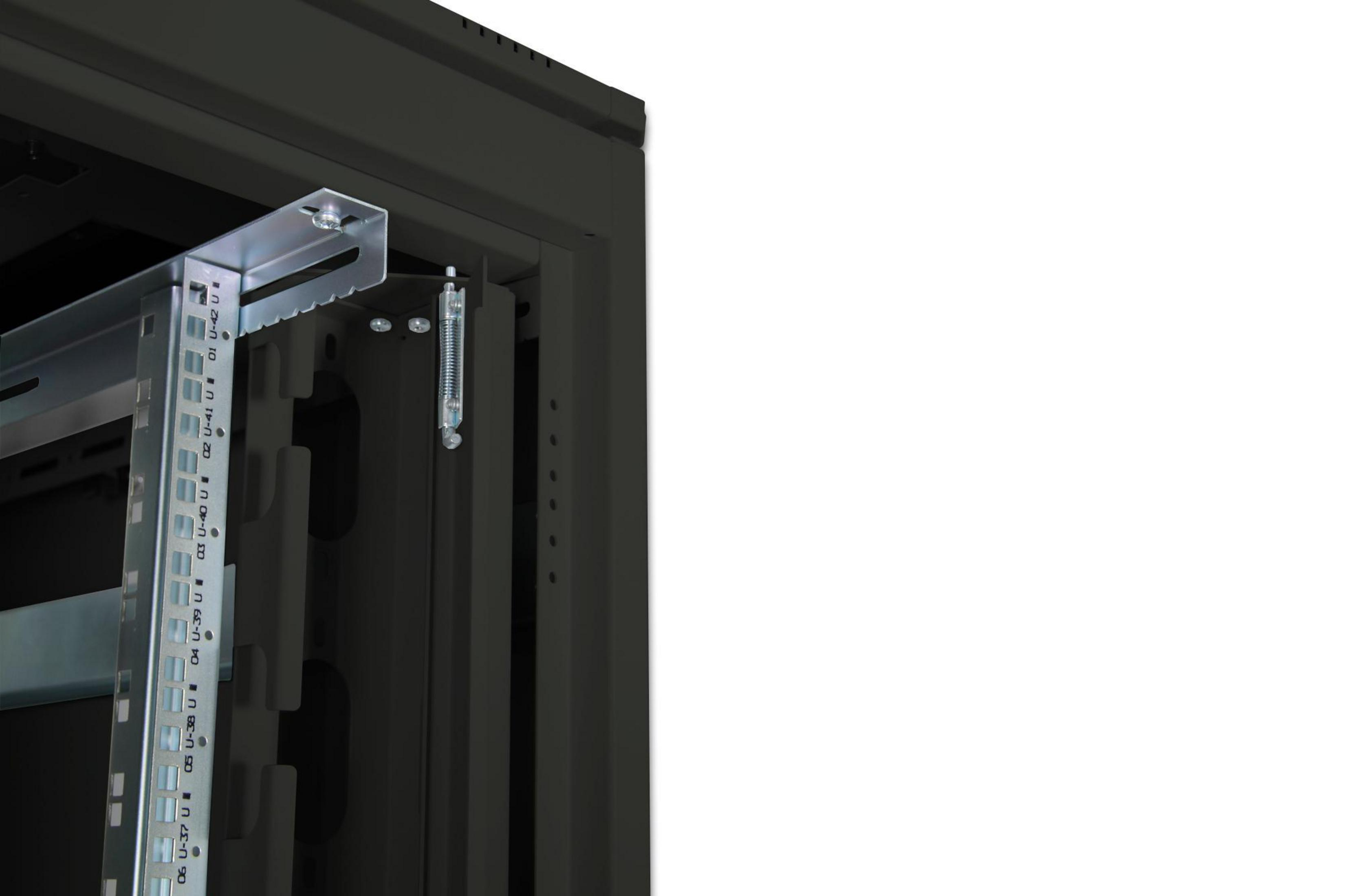 Nahaufnahme eines Metallgestells mit Befestigungsteilen in einem dunklen Schrank.
