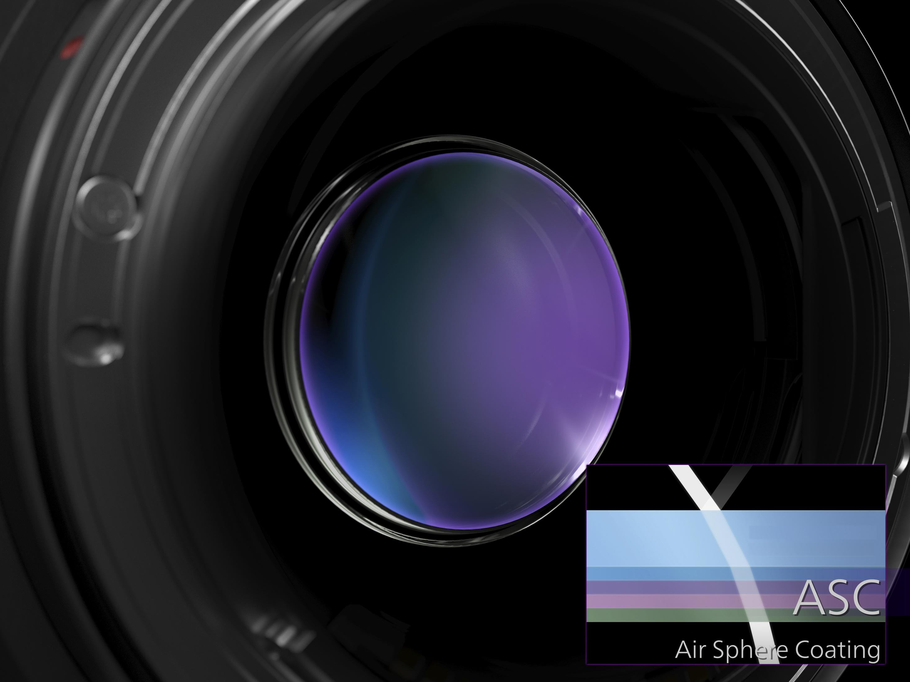 Zbliżenie obiektywu aparatu z fioletowym odbiciem i tekstem ASC.
