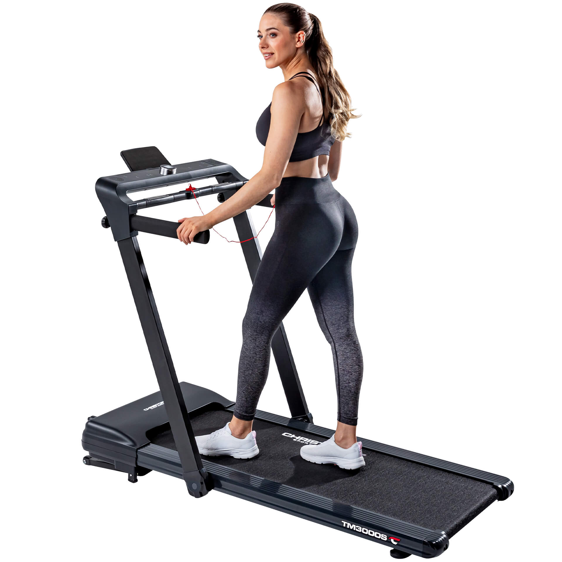 Frau auf einem Laufband. Schwarze Fitnesskleidung. Weiße Schuhe. Schwarzes Laufband. Weißer Hintergrund.