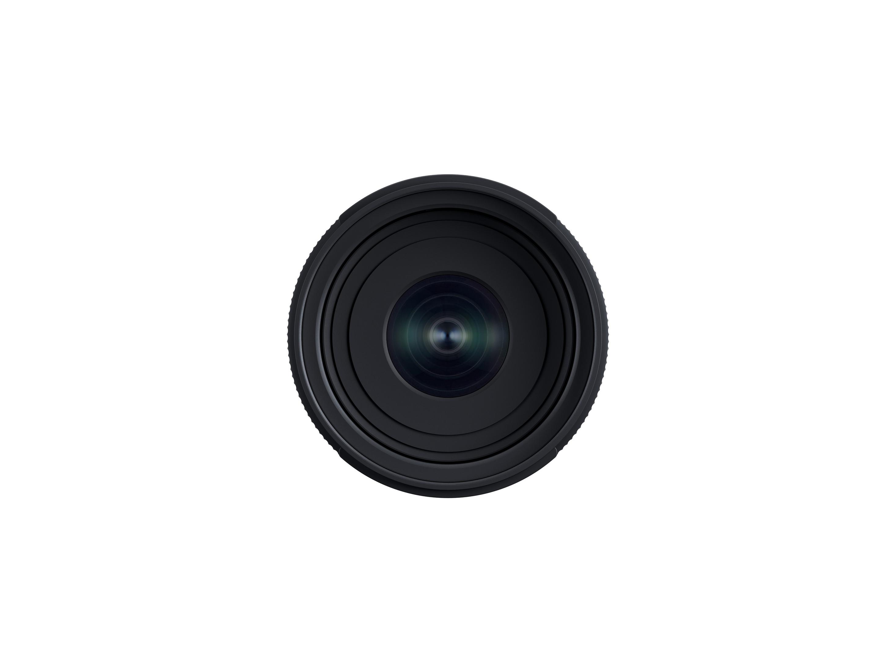 Czarny obiektyw aparatu, widok z góry, z wyraźnym otworem na obiektyw. Na białym tle.