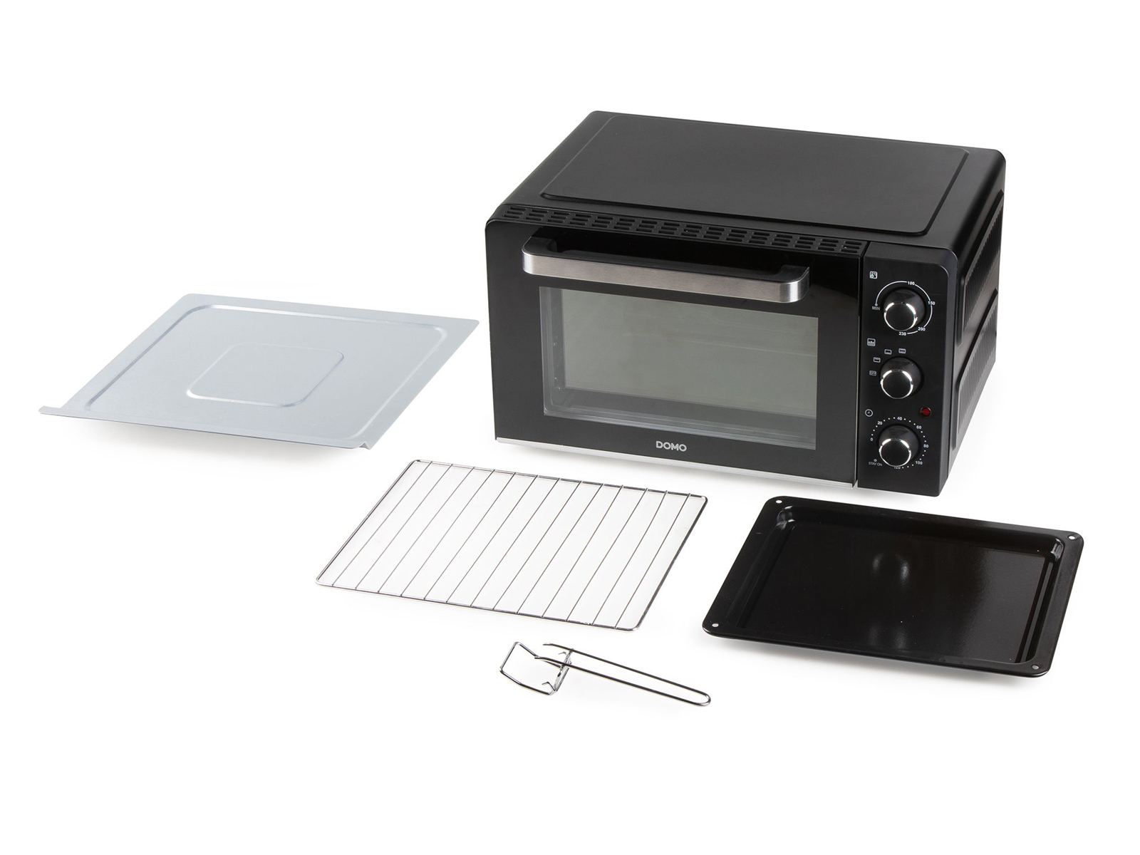 Un forno nero con accessori disposti intorno su sfondo bianco, isolato.