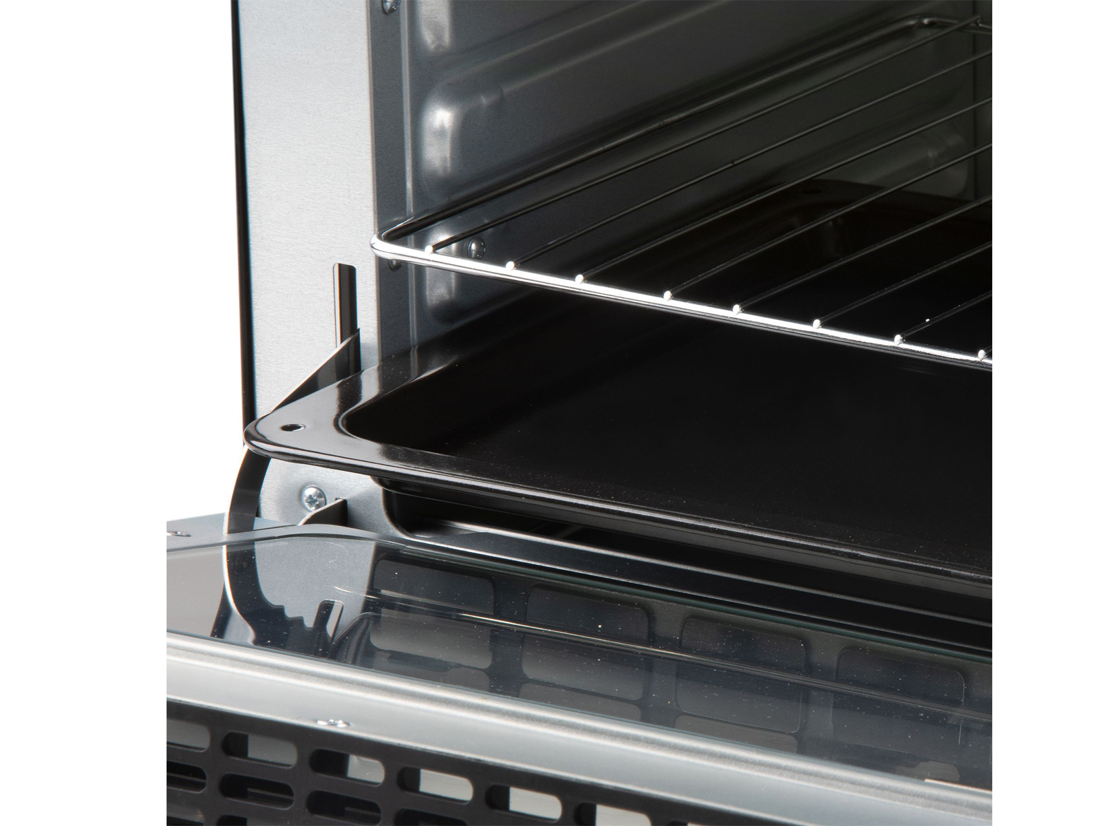 Interno di un forno con teglia e griglia nere. È visibile una porta a vetri.