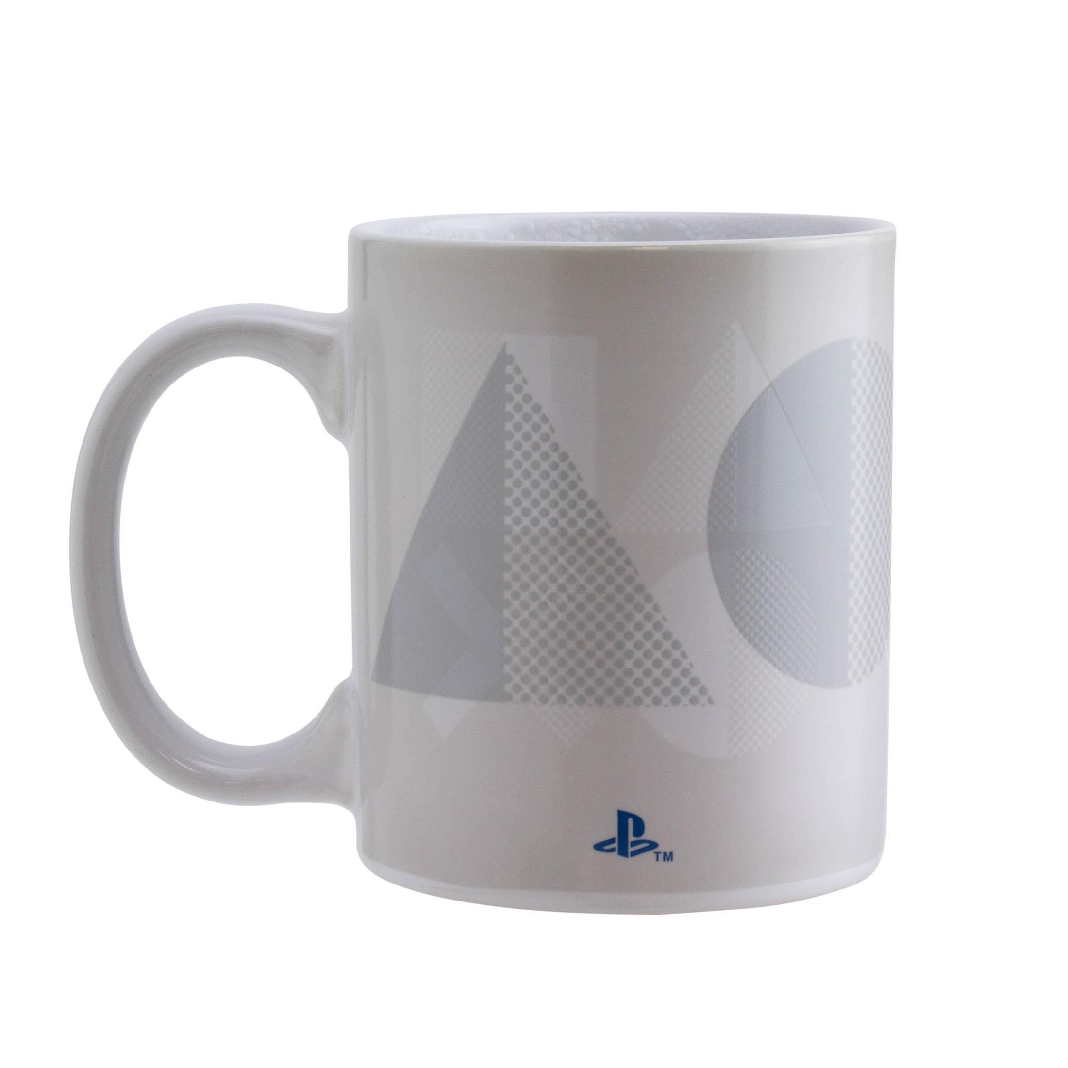 Weißer Becher mit PlayStation-Symbolen: Dreieck, Kreis und Quadrat.