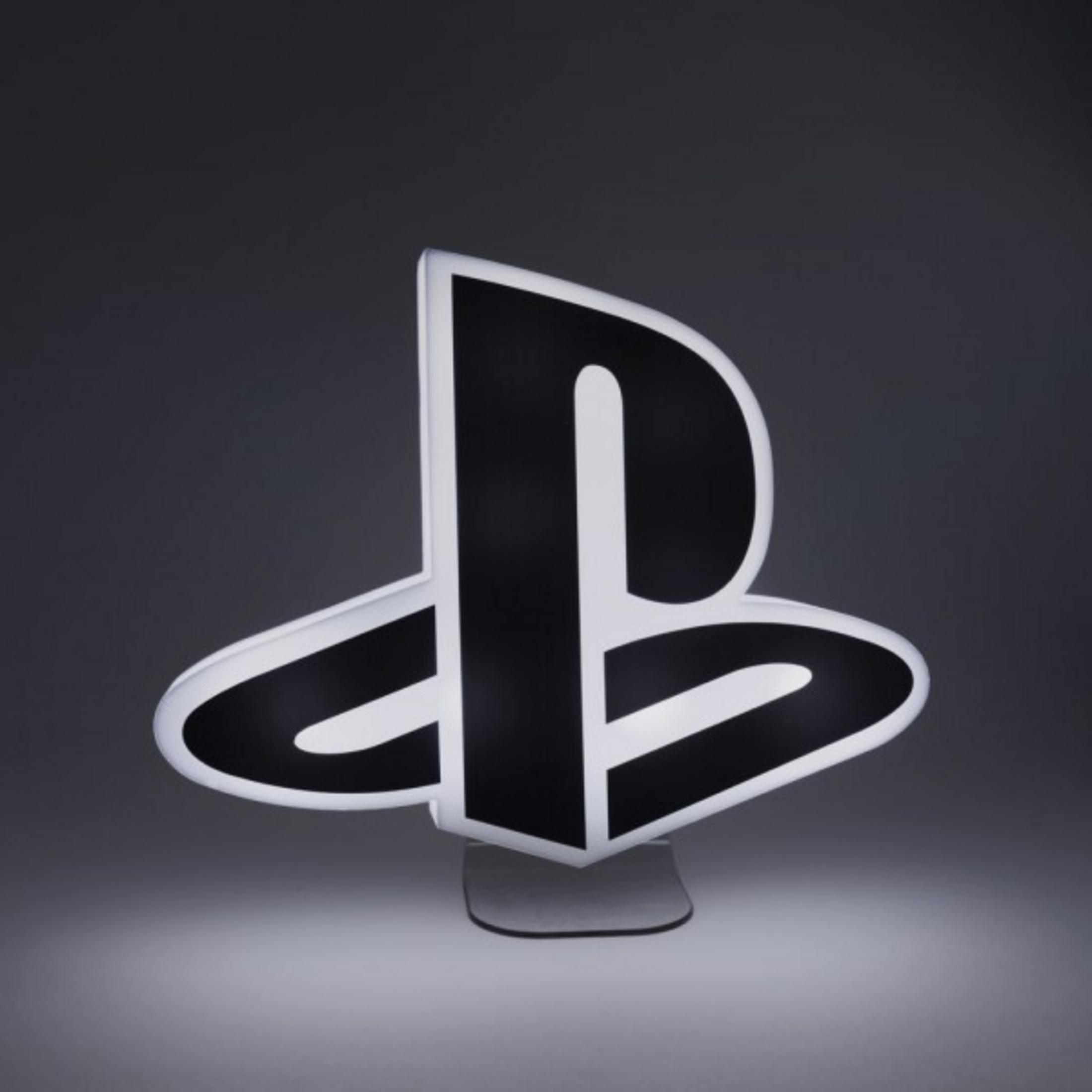 Ein beleuchtetes, schwarz-weißes Playstation-Logo, eine stilisierte 'P'- und 'S'-Form, auf einem Ständer.