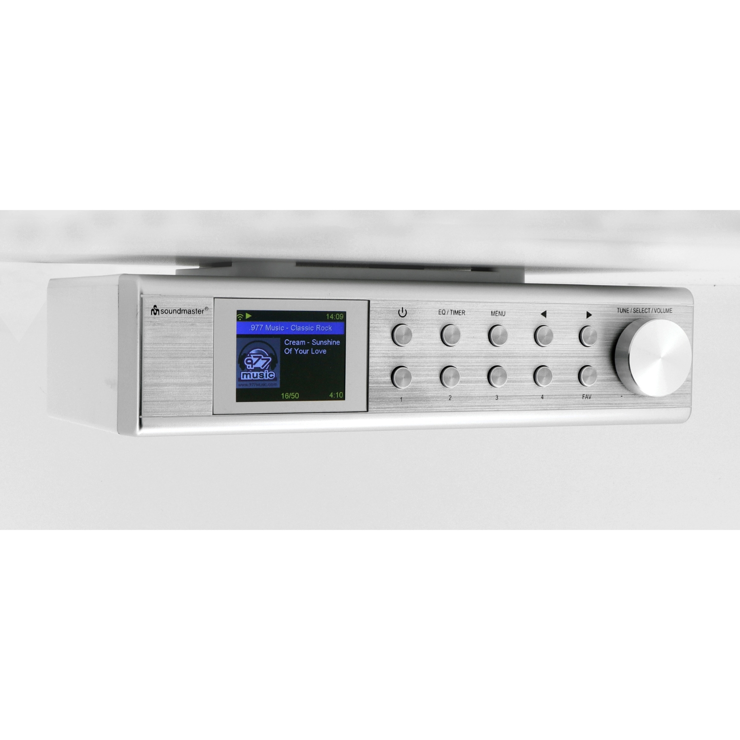 Silberfarbener Radioempfänger mit Knöpfen und Display, an der Wand montiert.