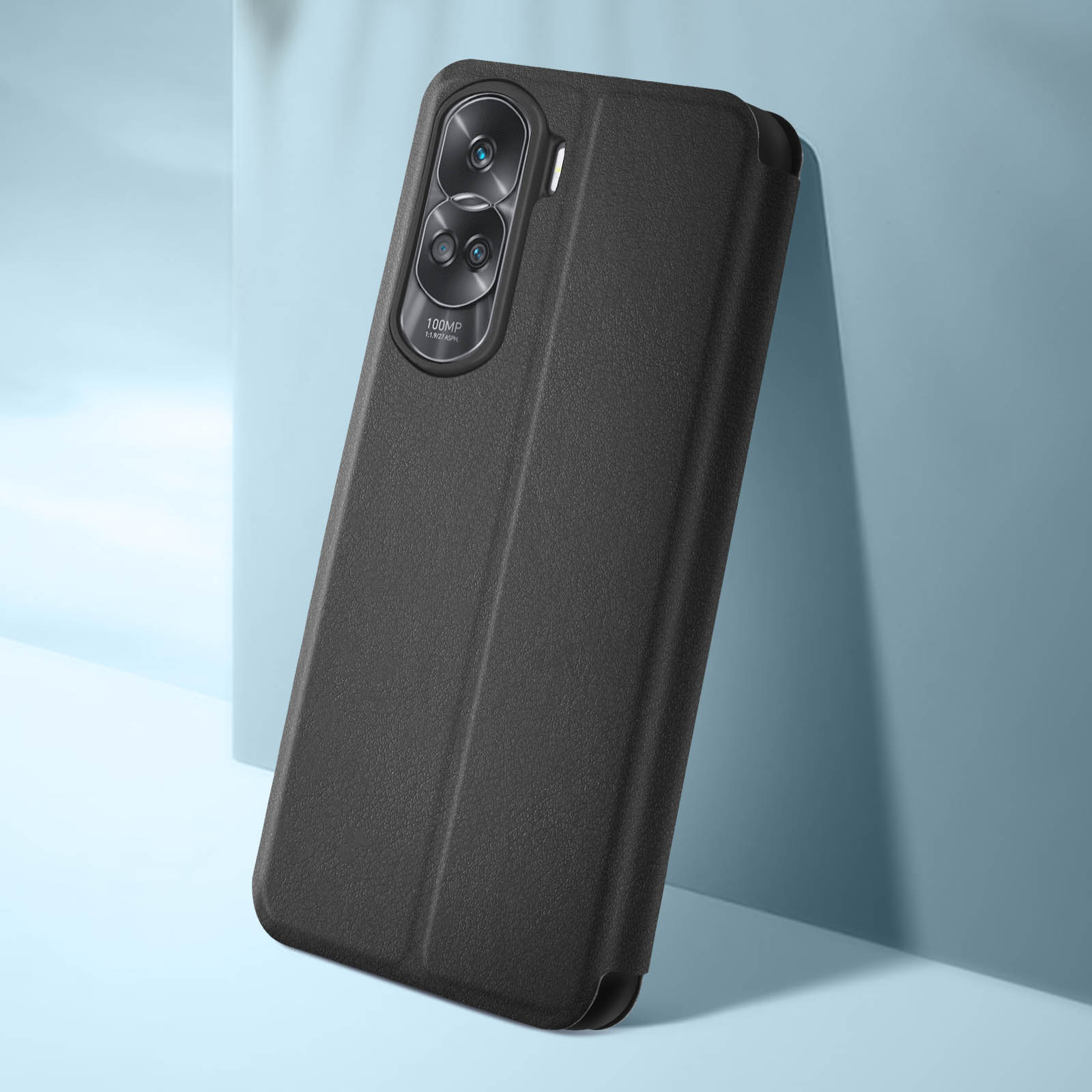 Custodia nera per telefono con sporgenza per la fotocamera, appoggiata a uno sfondo blu, che mostra un telefono.