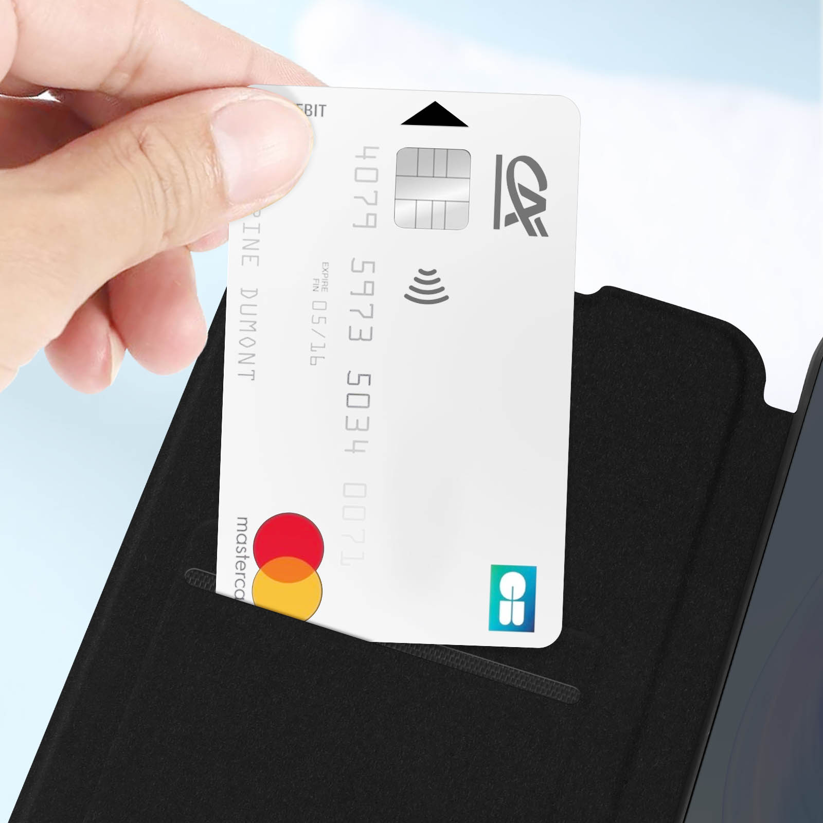 Una mano inserisce una carta di credito in una custodia per telefono. La carta ha un logo Mastercard e CA.