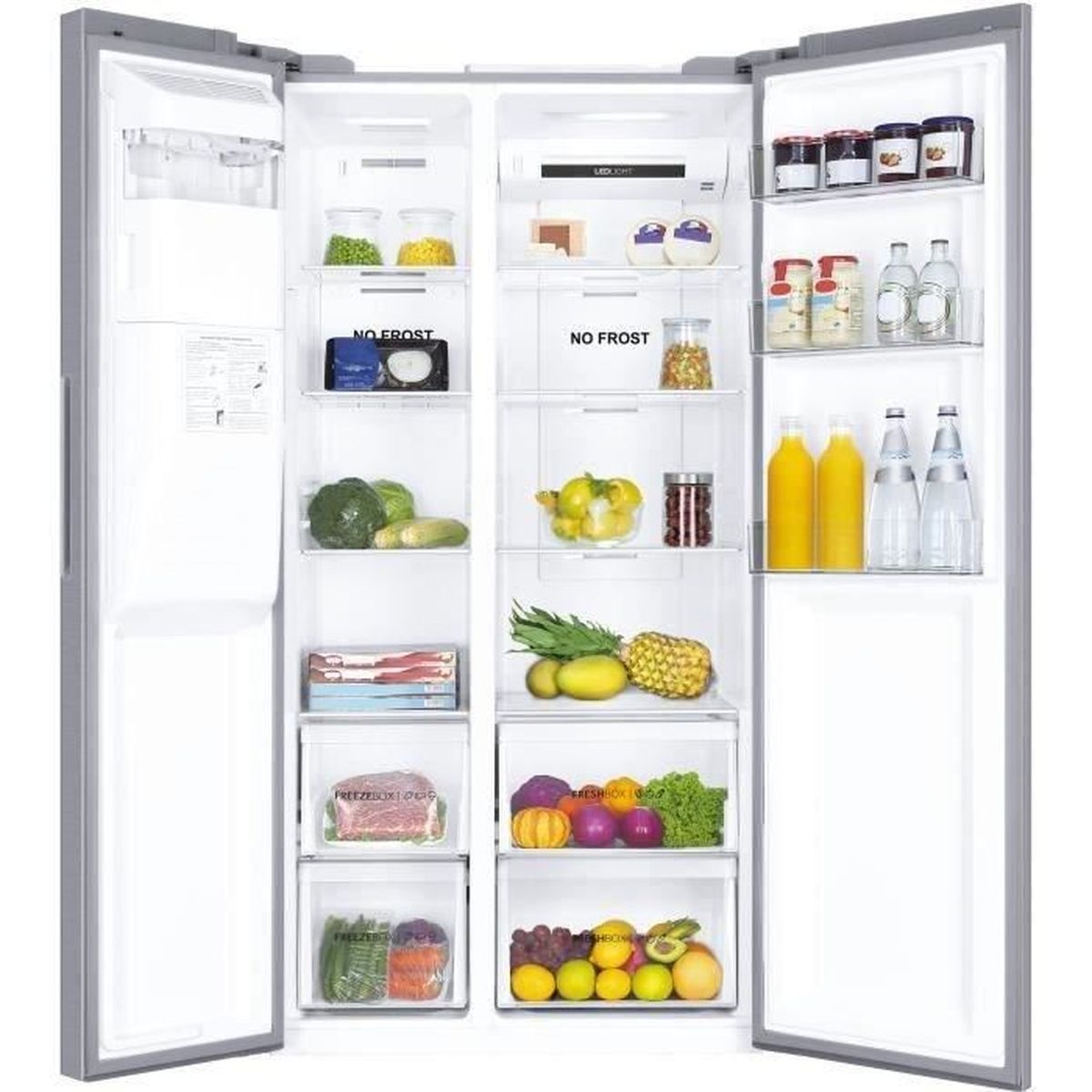 Ein Kühlschrank mit offenen Türen, gefüllt mit verschiedenen Lebensmitteln und Getränken in Regalen.