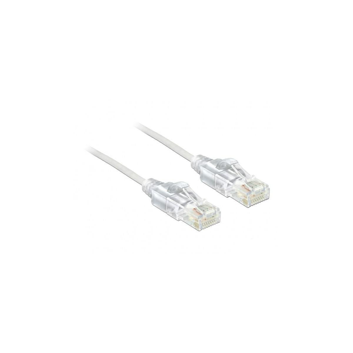 Zwei weiße Ethernet-Kabel mit transparenten Steckern auf weißem Hintergrund.