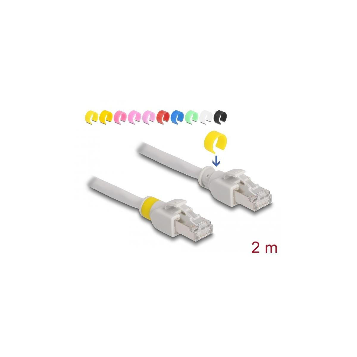 Zwei weiße Ethernet-Kabel mit farbigen Clips und Etiketten auf weißem Hintergrund.