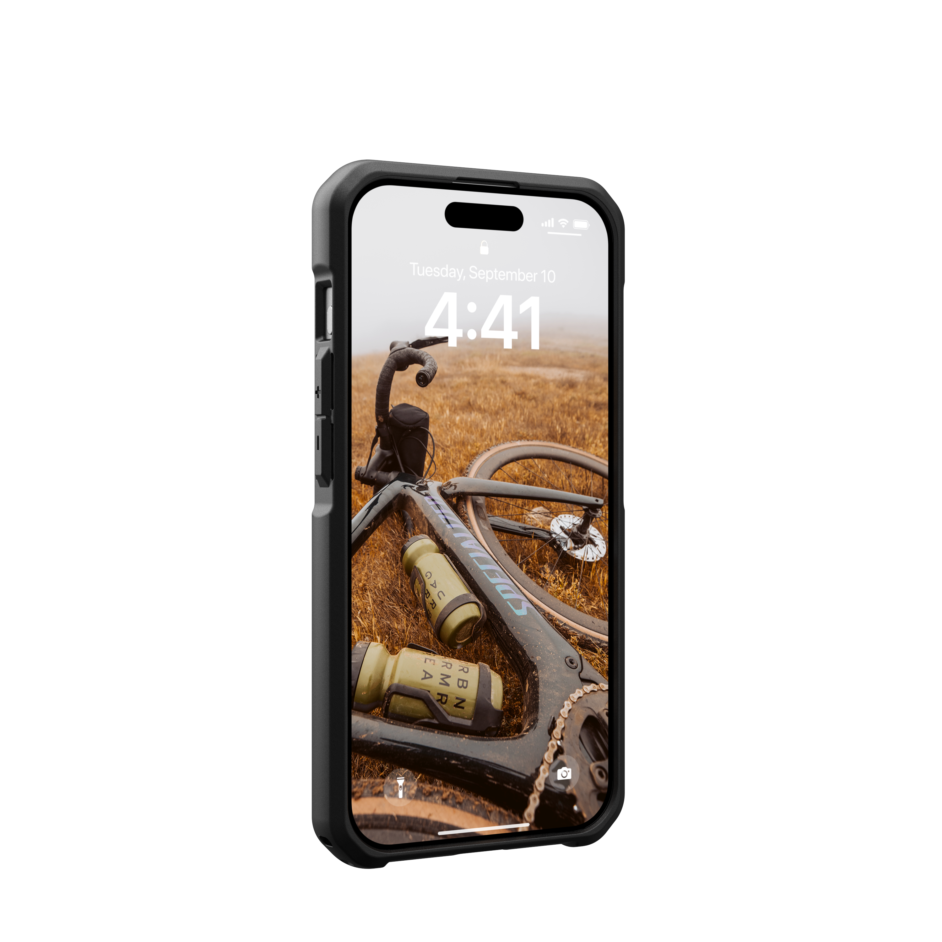 Teléfono negro en una funda con fondo de pantalla de bicicleta en la pantalla. Fondo negro.