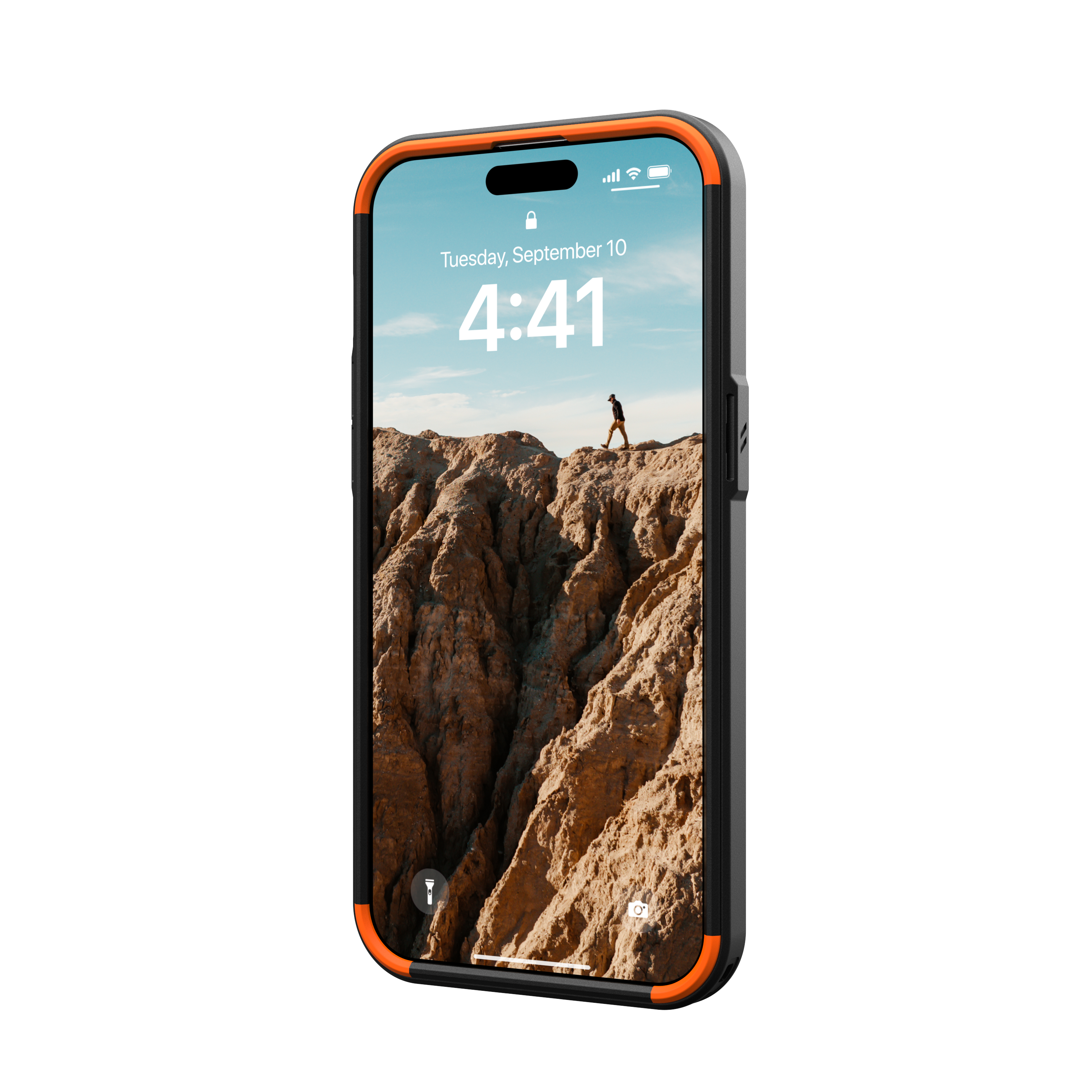 Smartphone in Schutzhülle. Display zeigt Mann auf Berg. Oranger Rand um das Telefon.