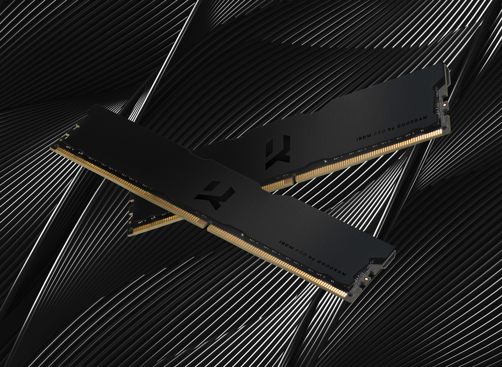 Dwa czarne moduły RAM na czarnej, wzorzystej powierzchni, z widoczną marką.