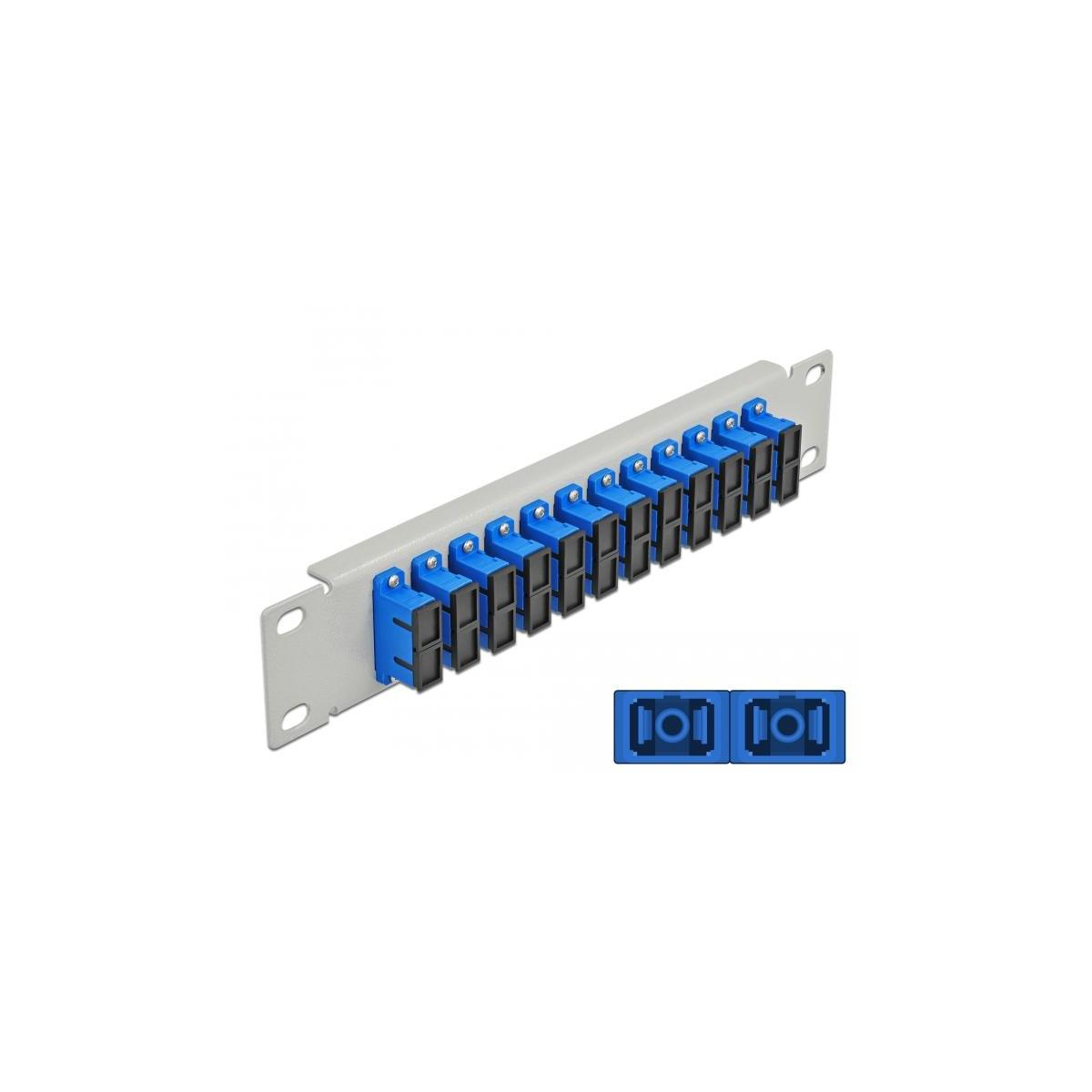 Ein silbernes Rack mit blauen Steckern. Zwei zusätzliche Stecker sind unten gezeigt.