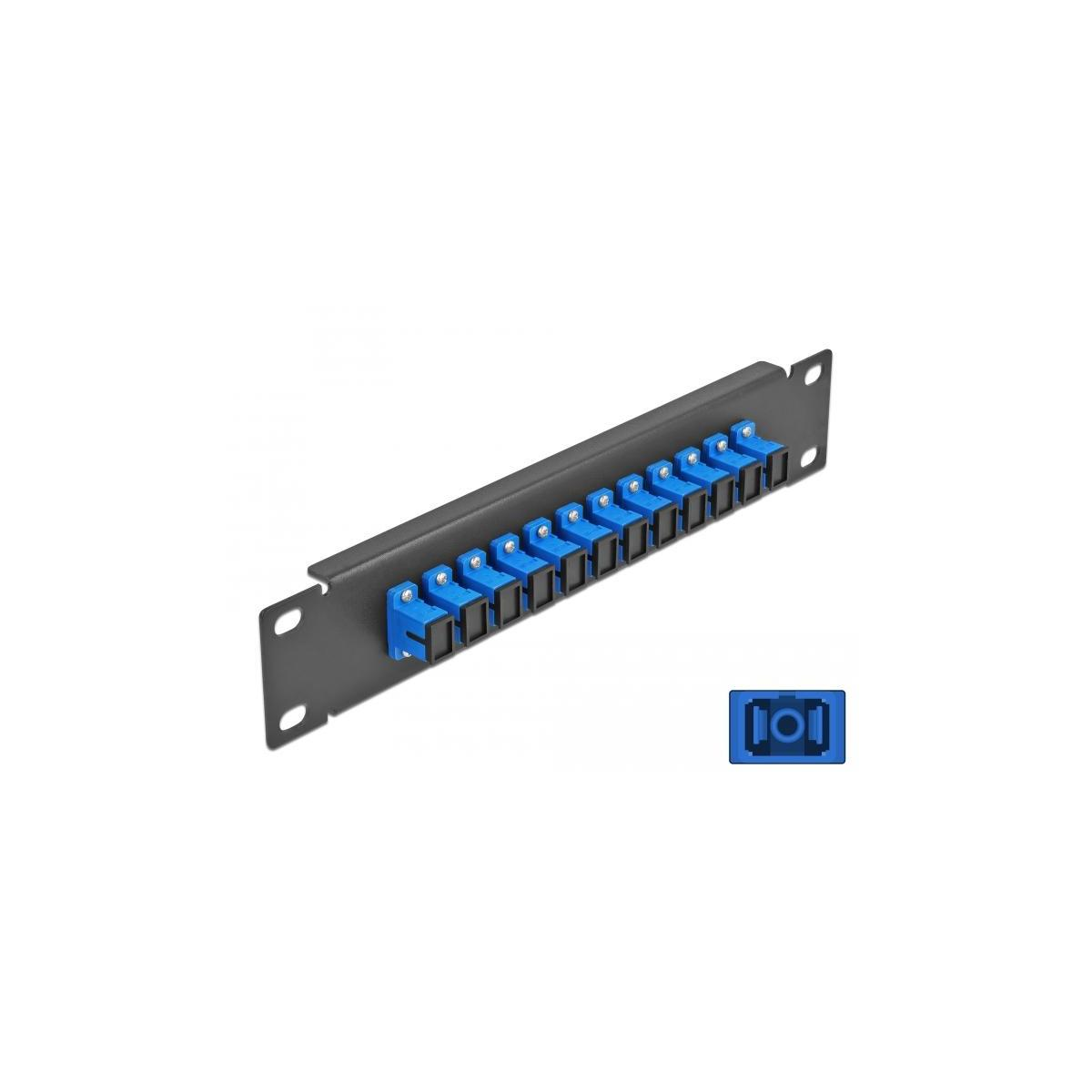 Ein schwarzes Netzwerk-Patchpanel mit mehreren blauen Anschlüssen, auf weißem Hintergrund.