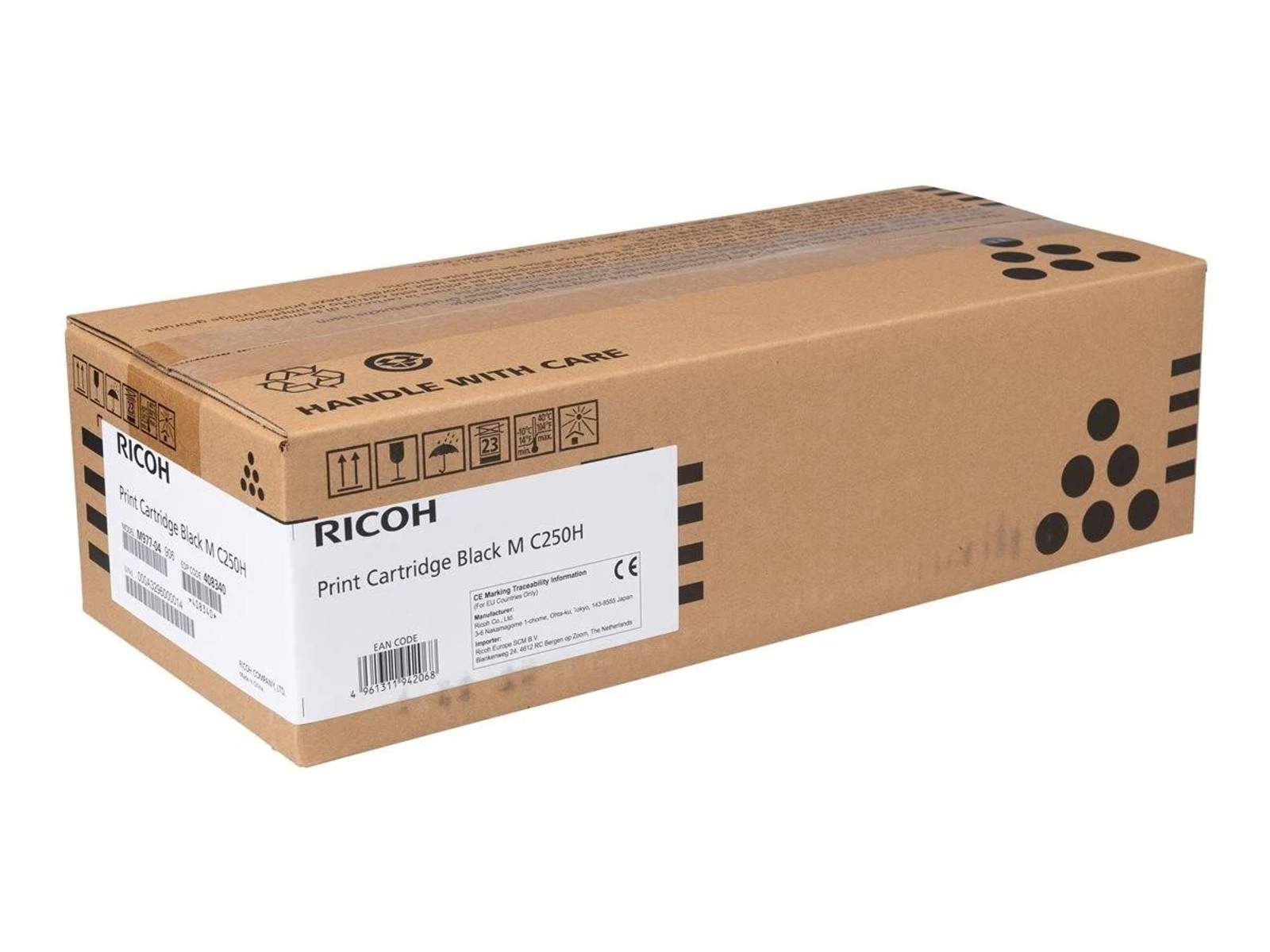 Kartonowe pudełko z czarnym wkładem do drukarki Ricoh w środku. Pudełko ma tekst i etykiety.