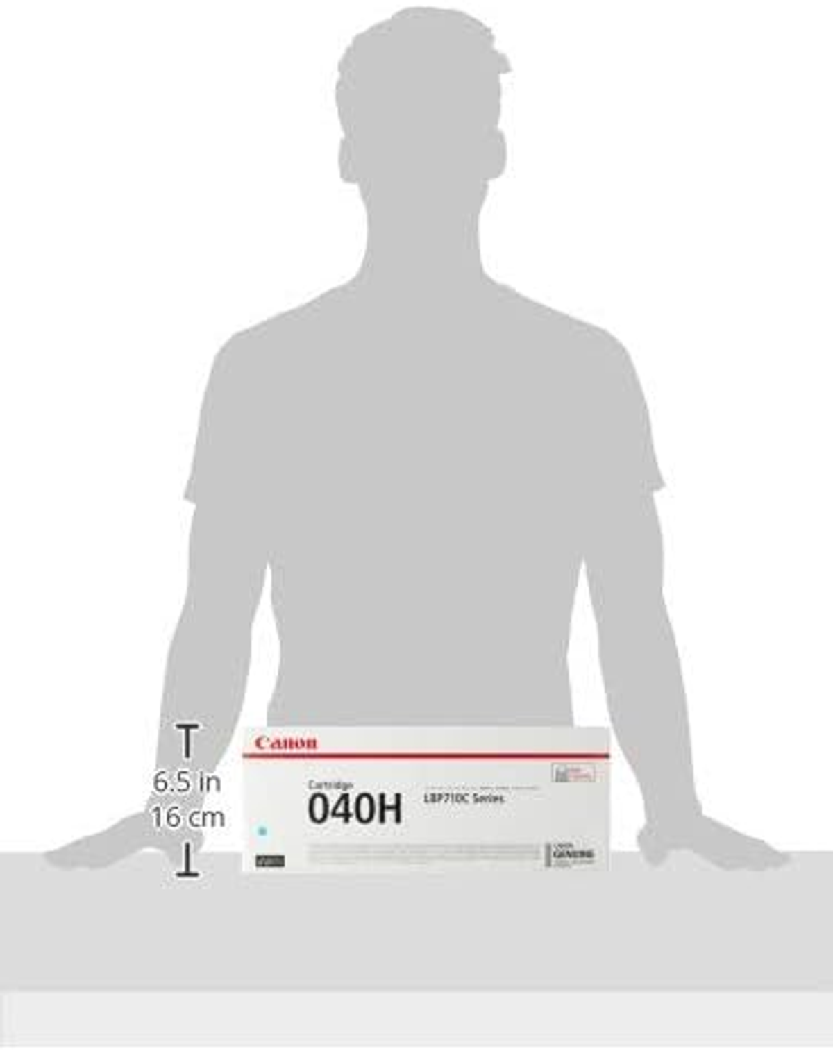 Osoba trzymająca pudełko z tonerem Canon przy ciele, aby pokazać rozmiar. Tekst i logo widoczne.