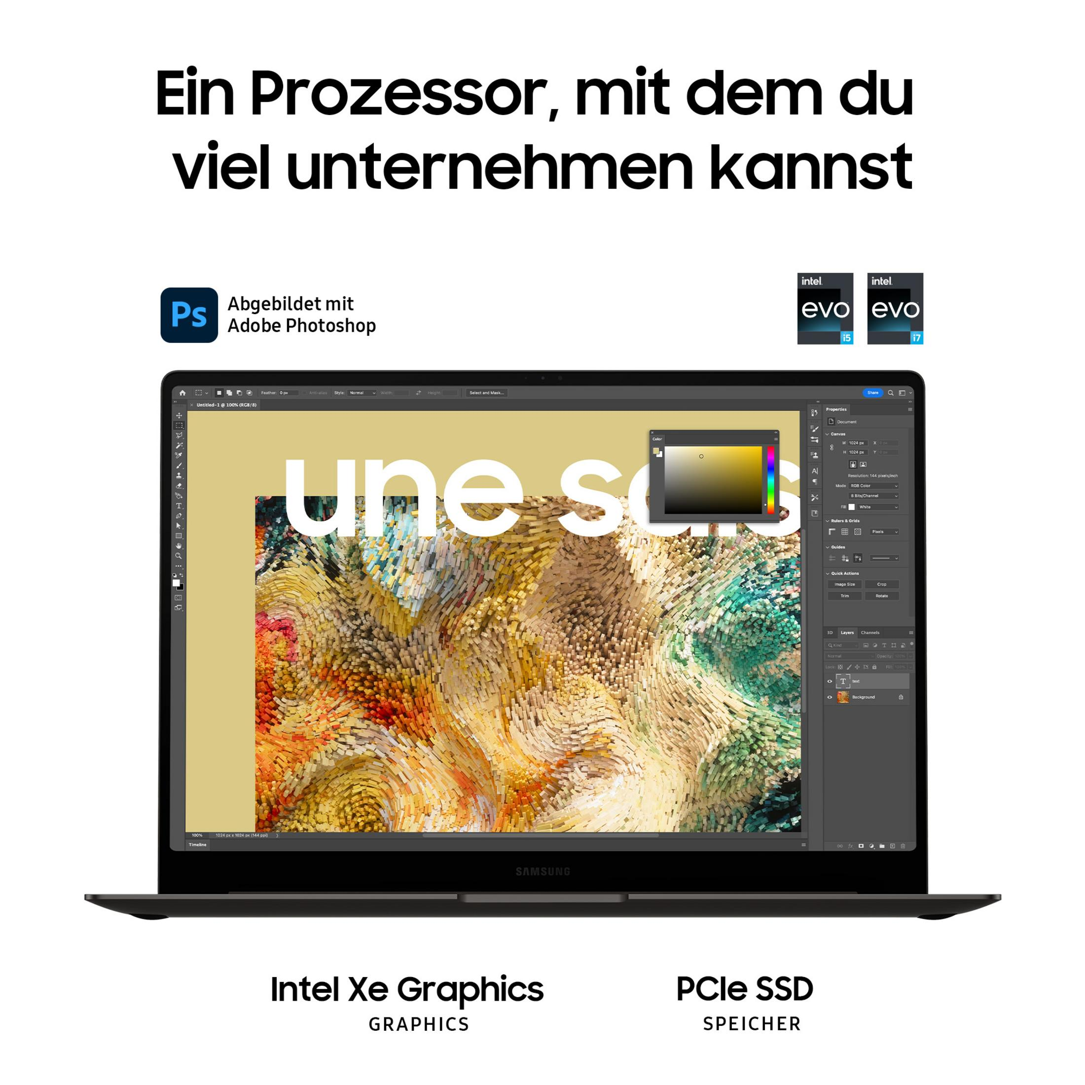 Ein silberner Laptop auf einer weißen Oberfläche, angewinkelt, um den Bildschirm und die Tastatur zu zeigen.