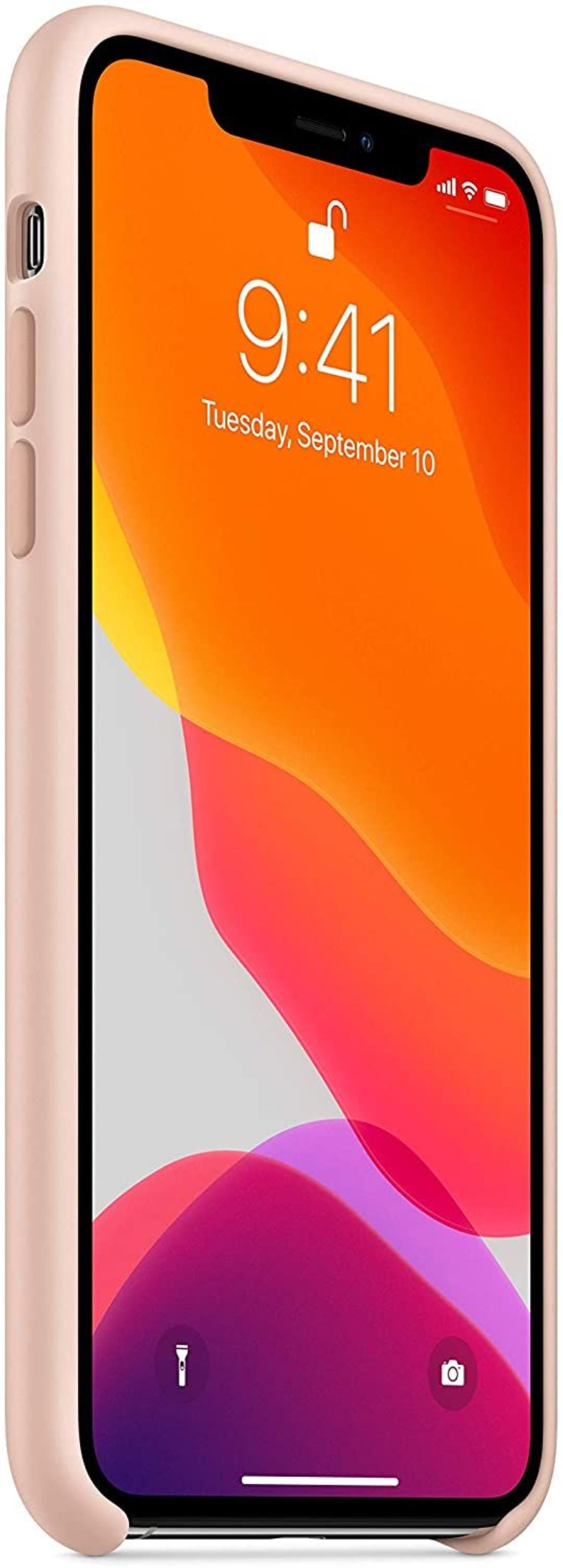 iPhone in een roze hoesje, scherm toont tijd en datum, op een witte achtergrond.
