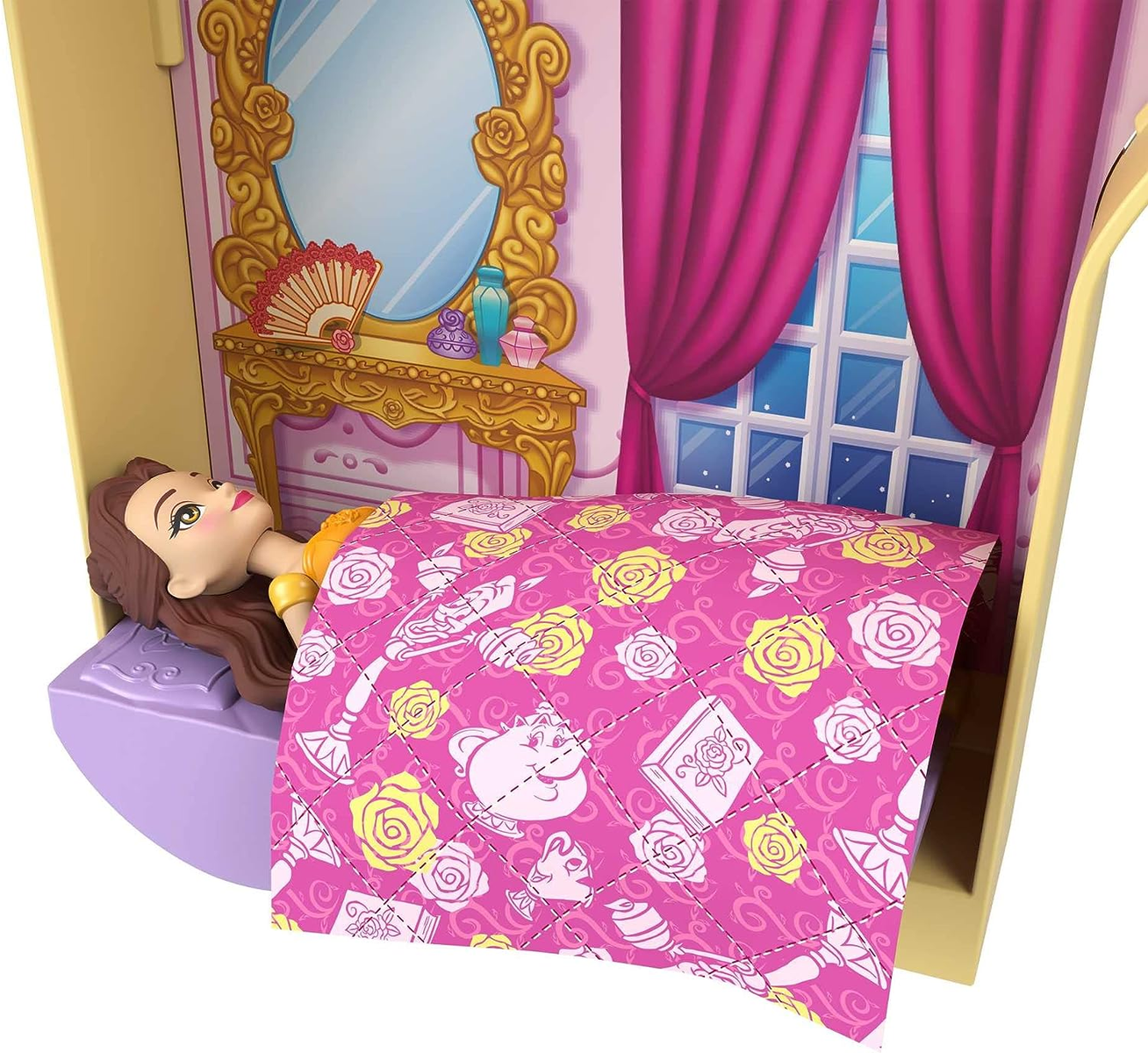 Eine Puppe in einem Bett in einem Spielzeugzimmer. Das Bett ist mit einem Blumengewebe bedeckt.